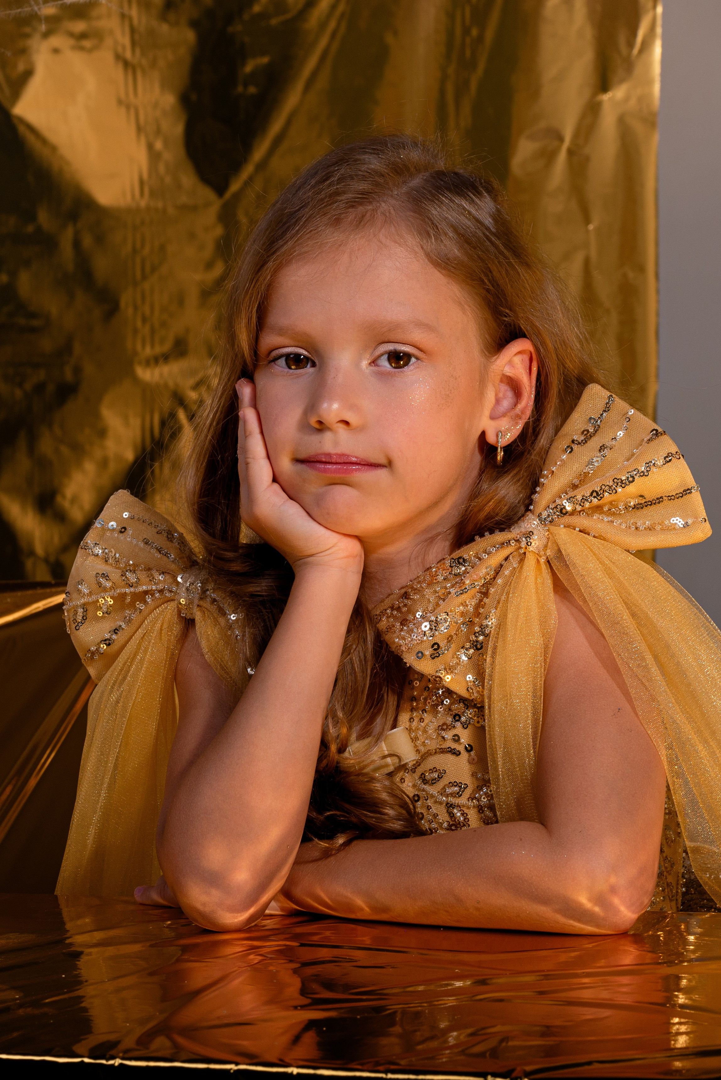 Детская профессиональная фотосессия под ключ, фотосессия в золоте. Детский студийный фотограф Сочи