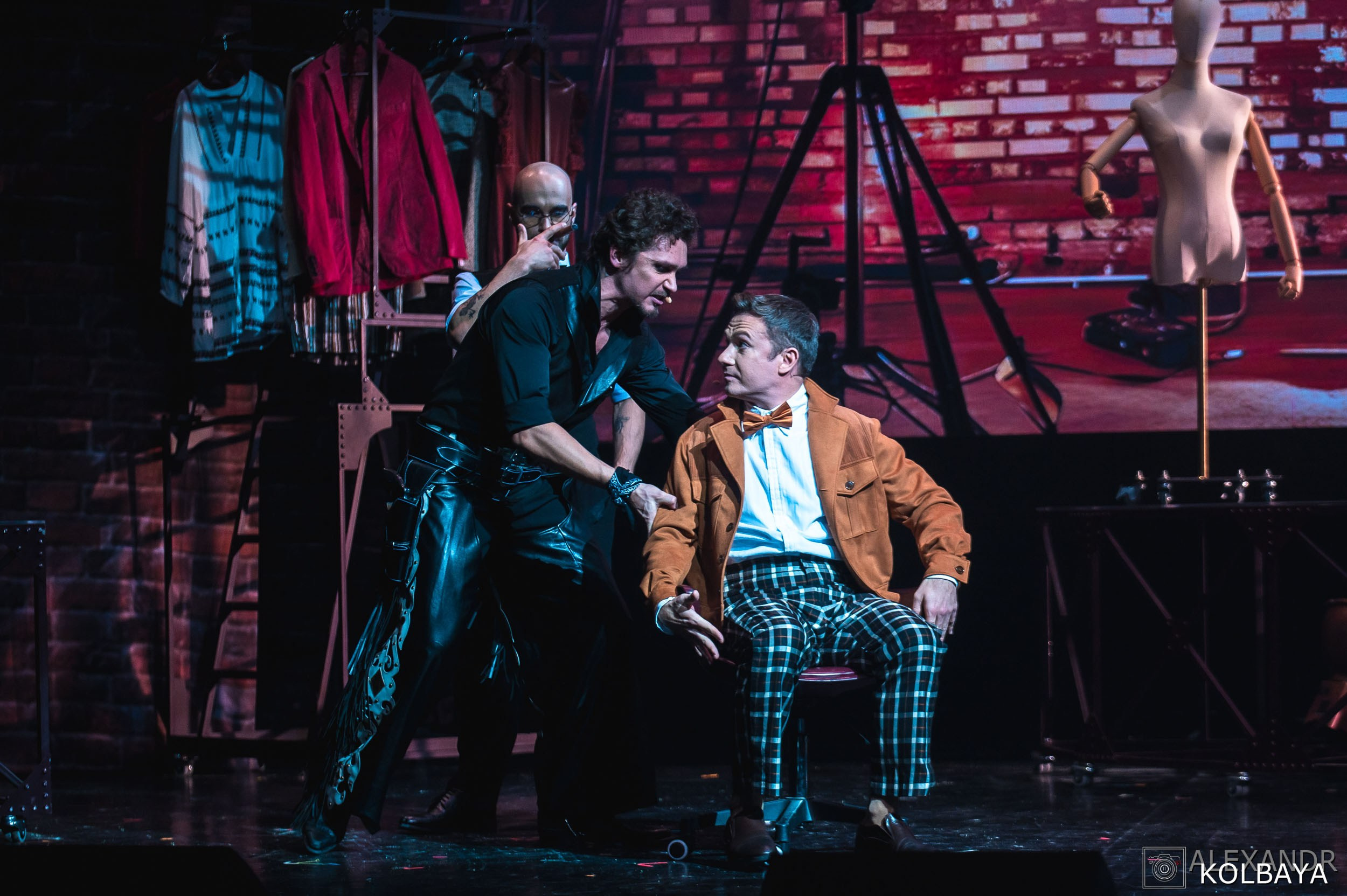 Фотографии со спектакля «Привет, я тетя Чарли». Концертный и театральный репортажный фотограф в Москве Александр Колбая