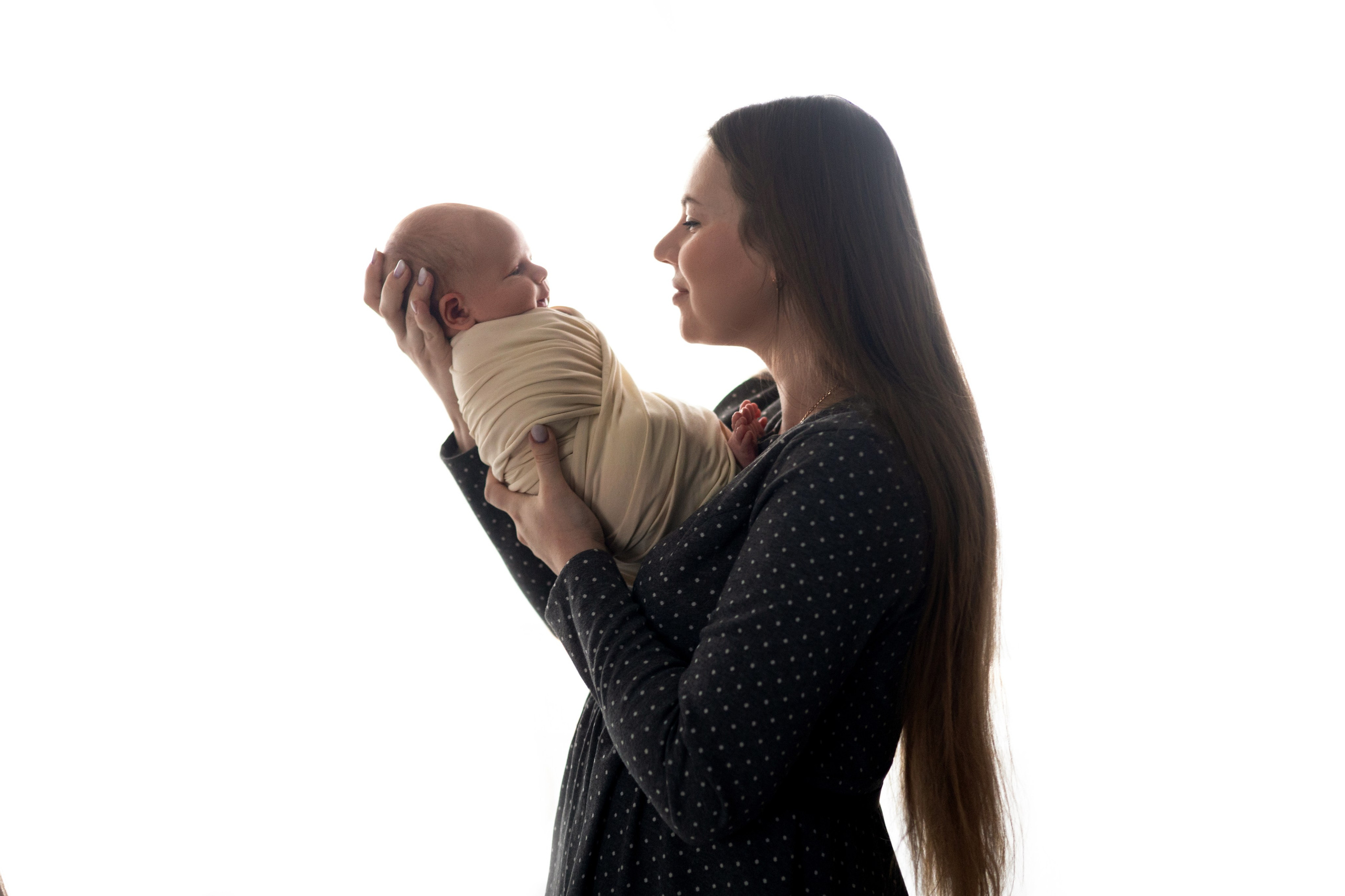 мама с младенцем фотограф новорожденных саратов ньюборн фотосессия