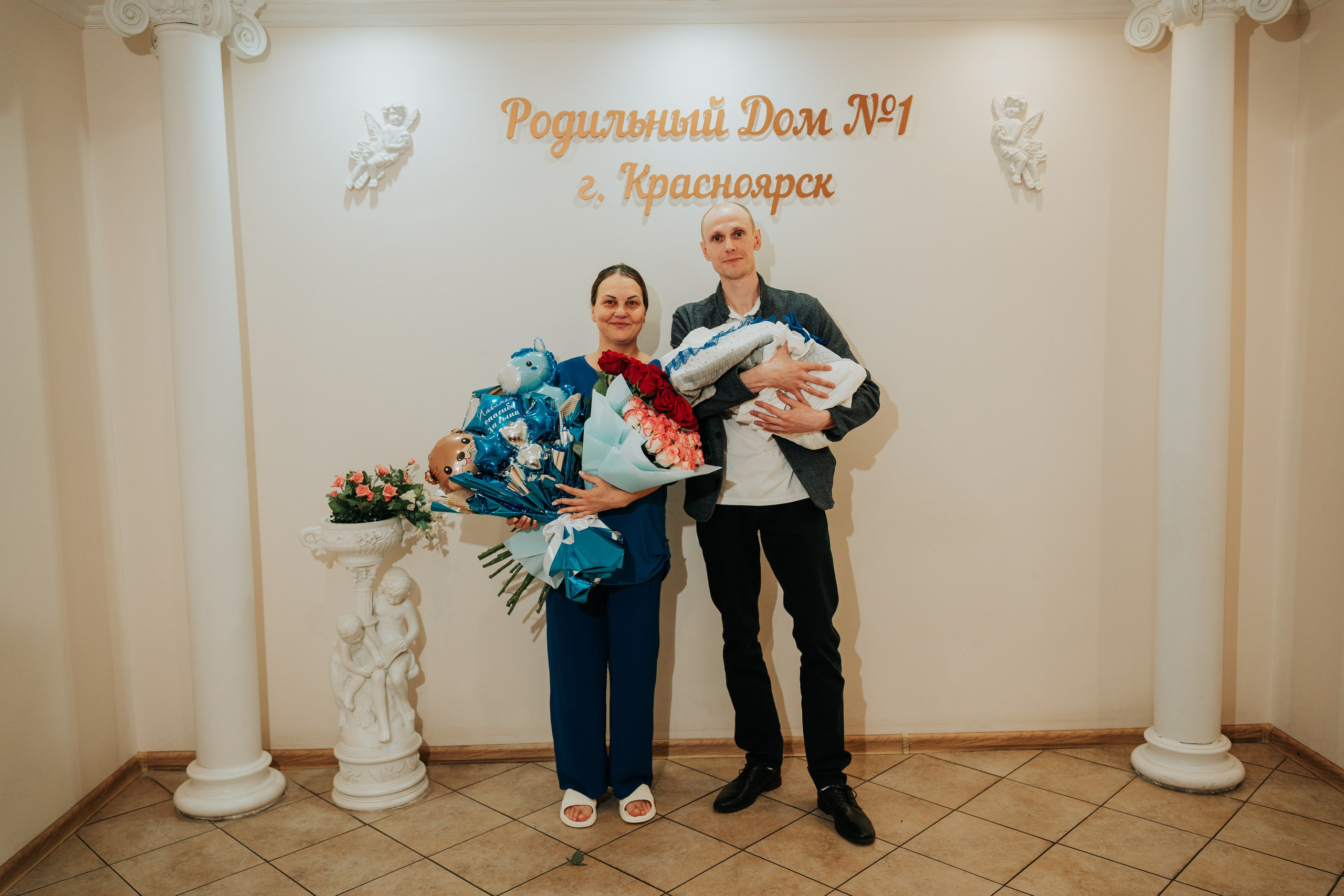 Выписка из роддома: Вадим, Анастасия и сын Руслан. Репортажный фотограф Красноярск