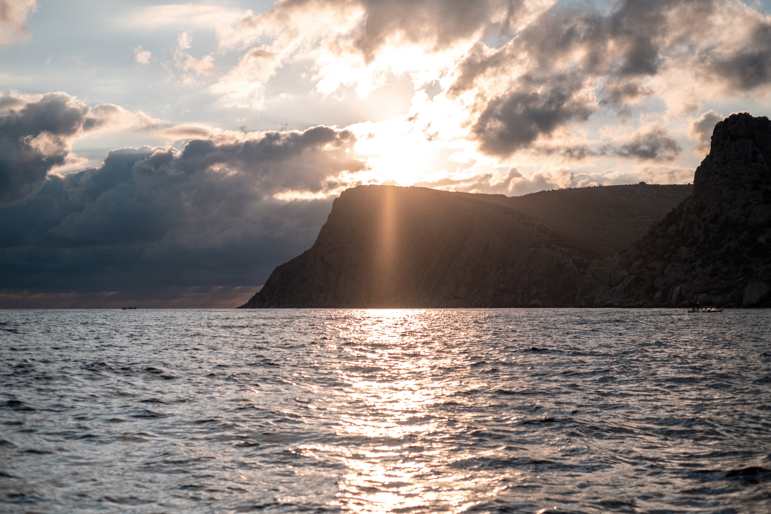 М+А — Прогулка на катере в Балаклаве. Профессиональная фотосъемка в Крыму. Натуральные эмоции и живые кадры. Забронируйте дату прямо сейчас!