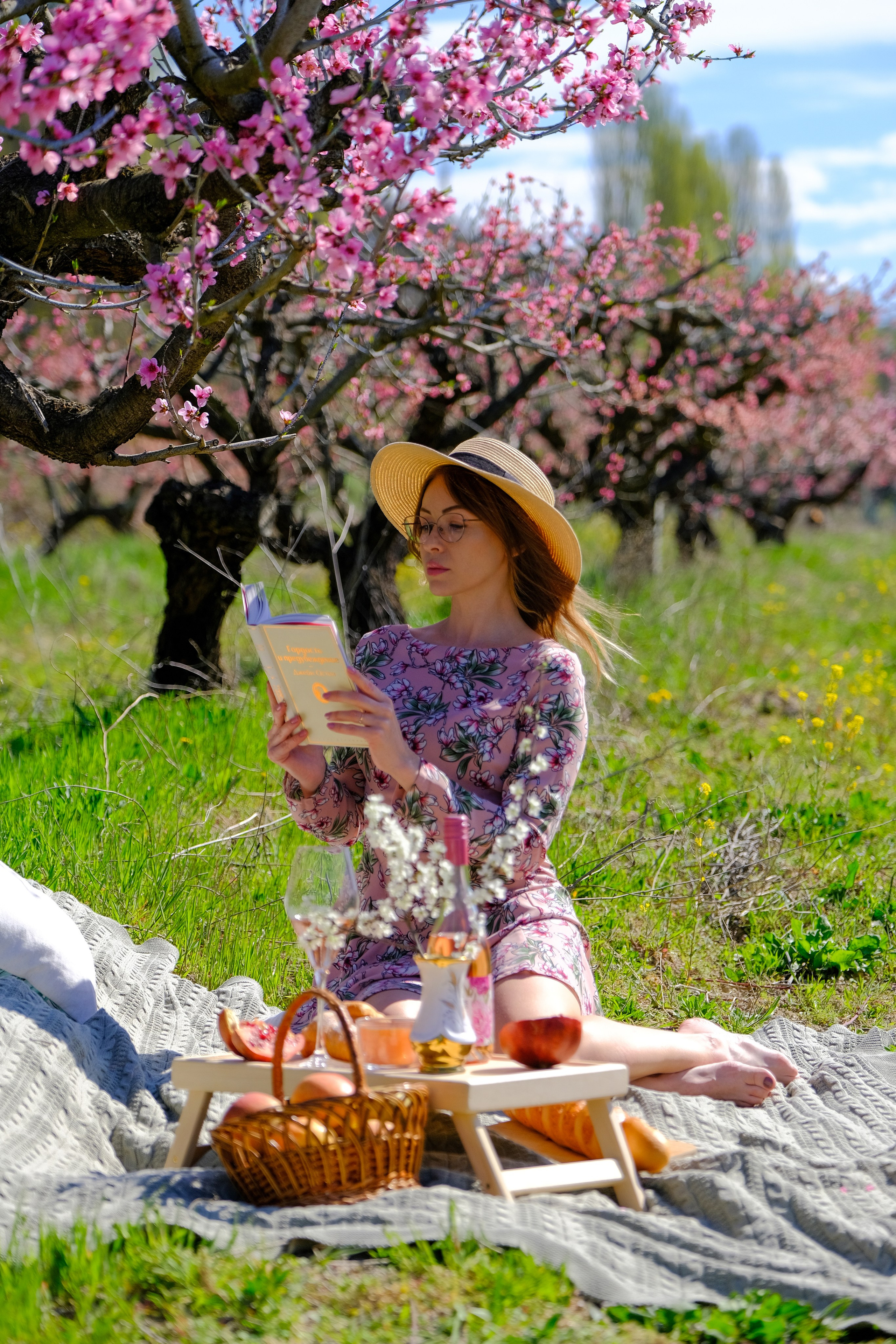 Фотосессия в садах: Персик, лаванда, мак, виноград, подсолнух, ромашка, сирень и др. Профессиональная фотосъемка в Крыму. Натуральные эмоции и живые кадры. Забронируйте дату прямо сейчас!