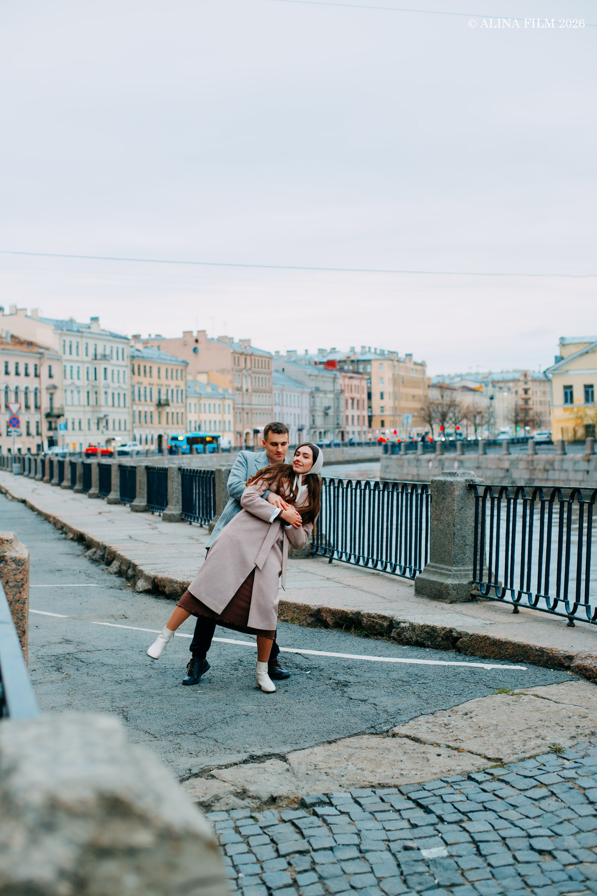 Фотосессия лавстори на Старо-Калинкином мосту. Фотограф в Санкт-Петербурге Alina Film