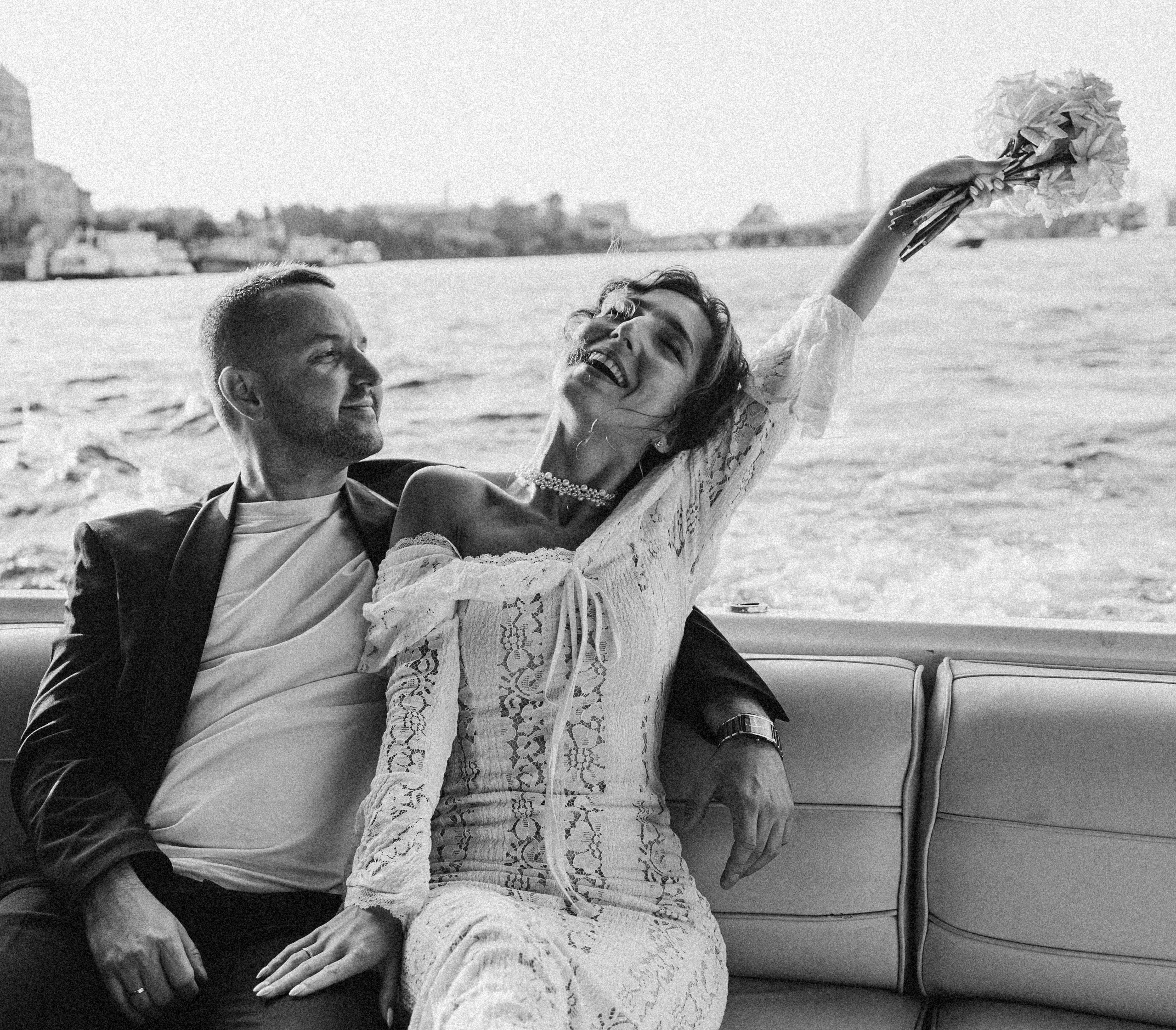 Свадебная фотосессия на катере. Свадебная фотосессия в Санкт-Петербурге.