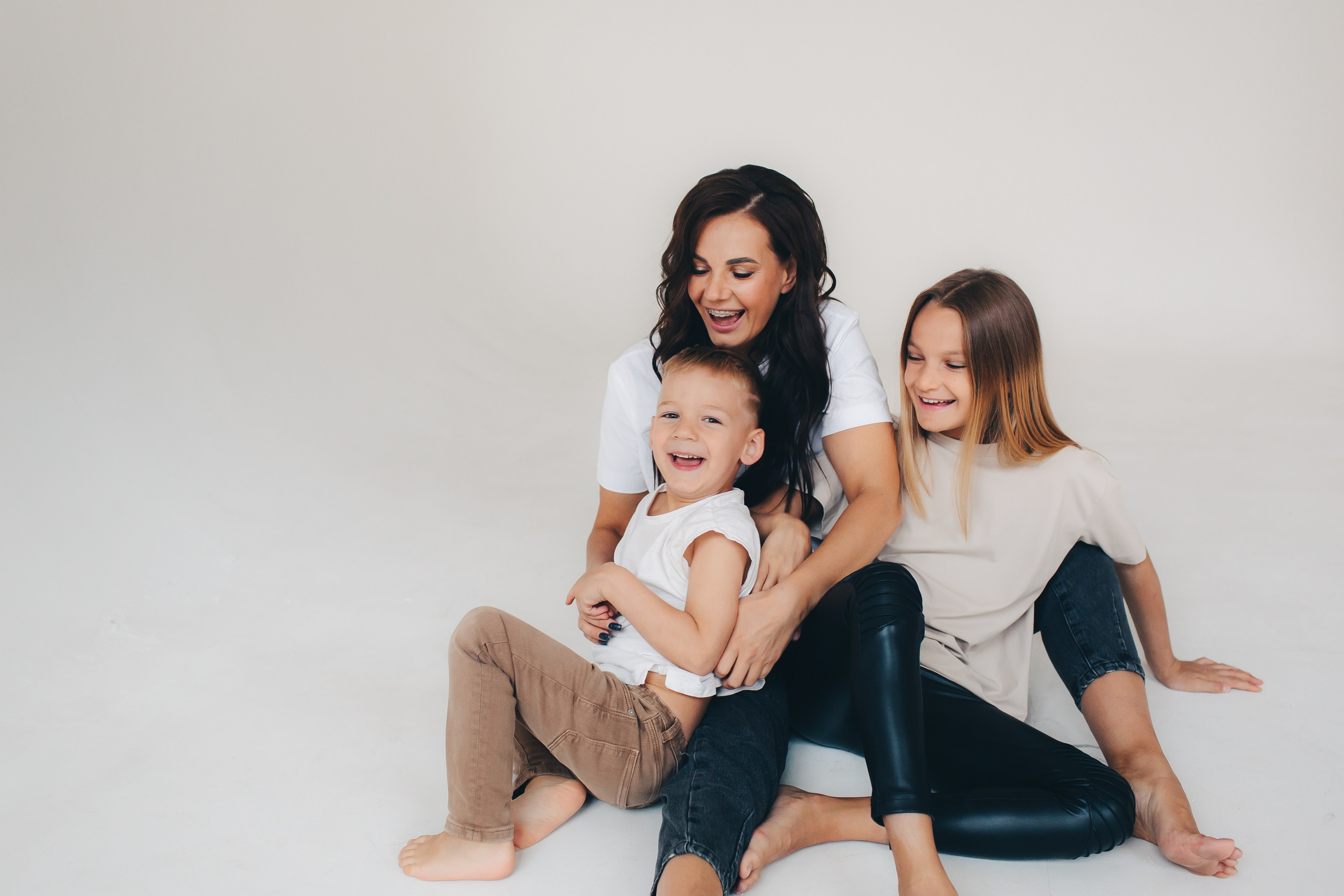 Семейная съёмка на белом фоне. Фотограф Евгения Мальцева, Архангельск