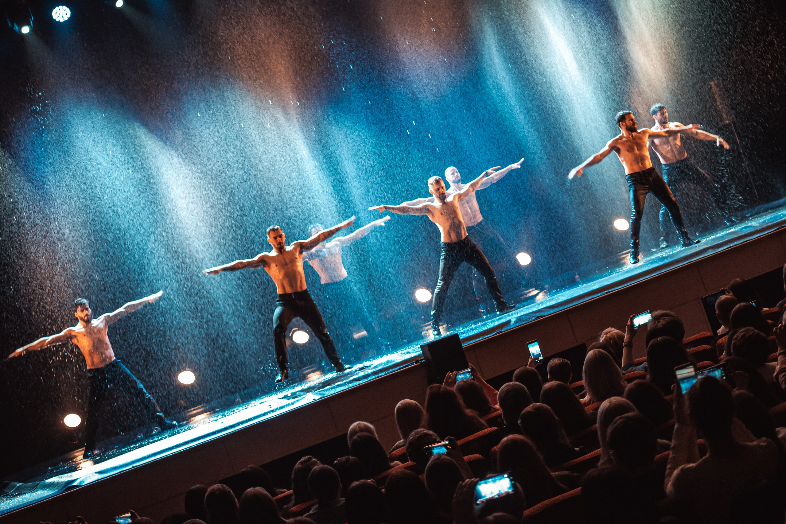 Шоу под дождем, Гранд Холл Сибирь, 20.02.2026. Фотограф Регина Крикунова г. Красноярск