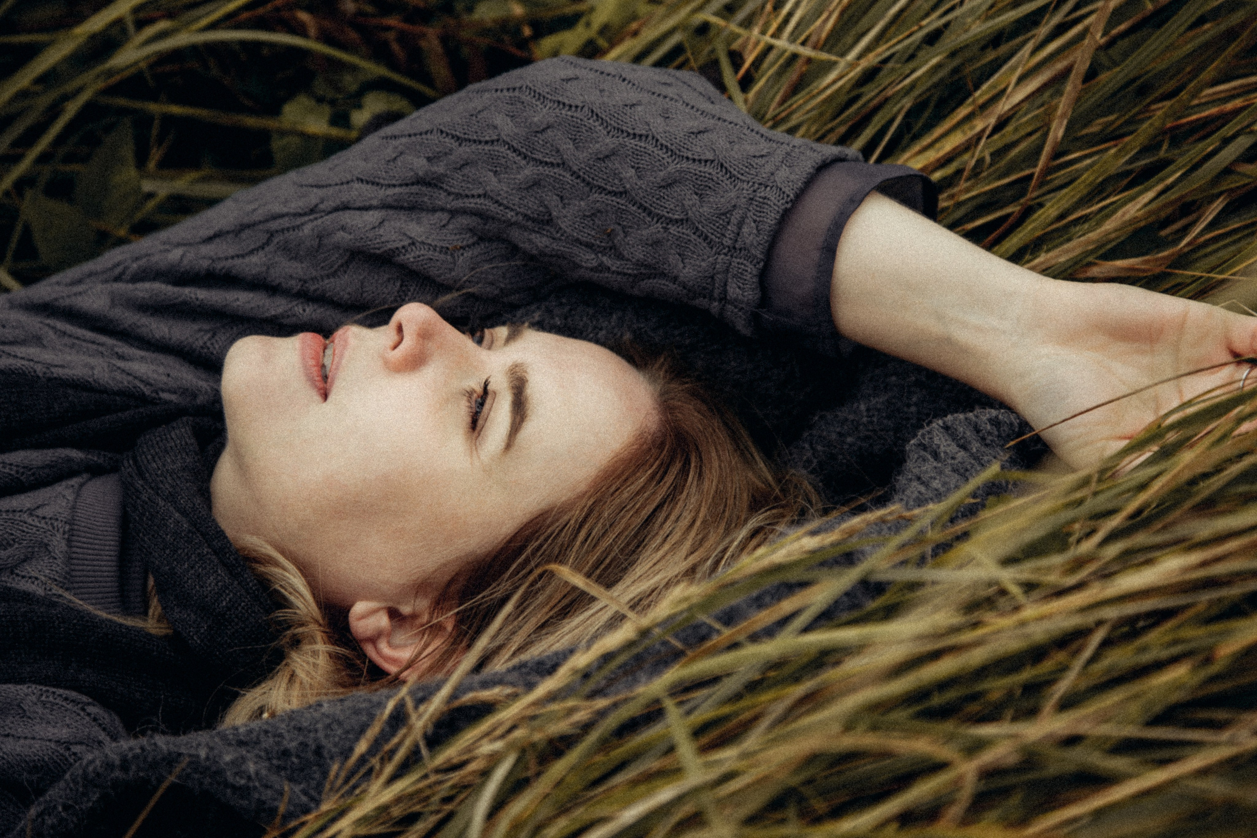 девушка в поле