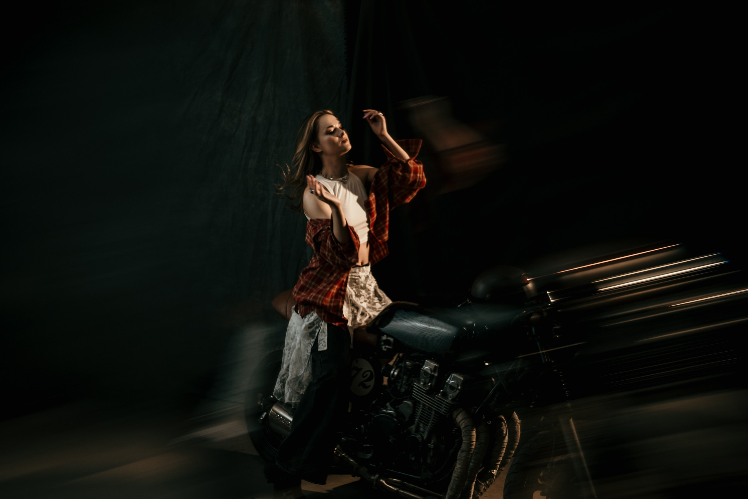 Фотосессия с мотоциклом в студии в Санкт-Петербурге. Свадебный, семейный, портретный, репортажный фотограф в Санкт-Петербурге