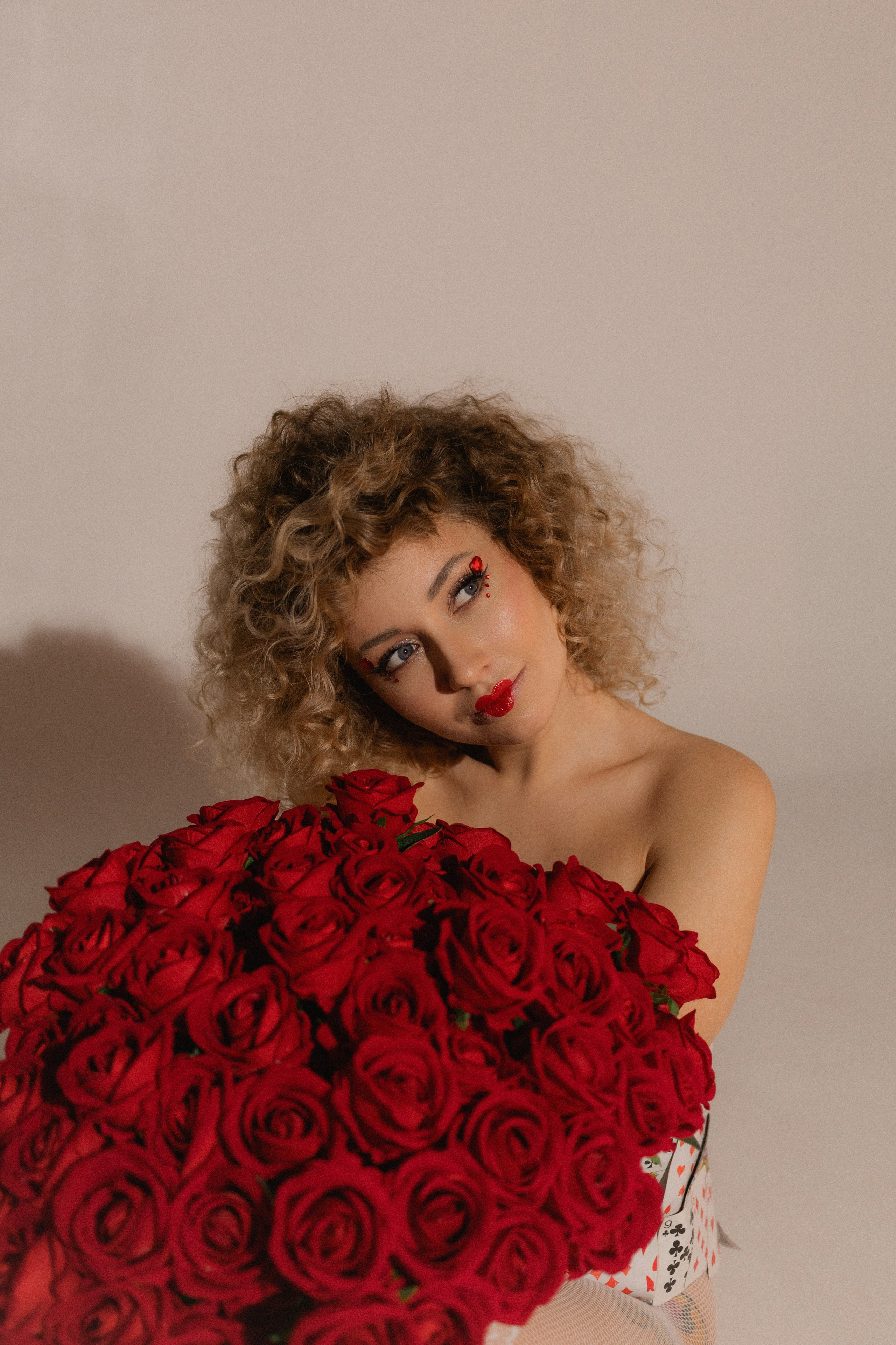 Красная королева из алисы в стране чудес карты красные розы. Фотограф Евпатория Крым