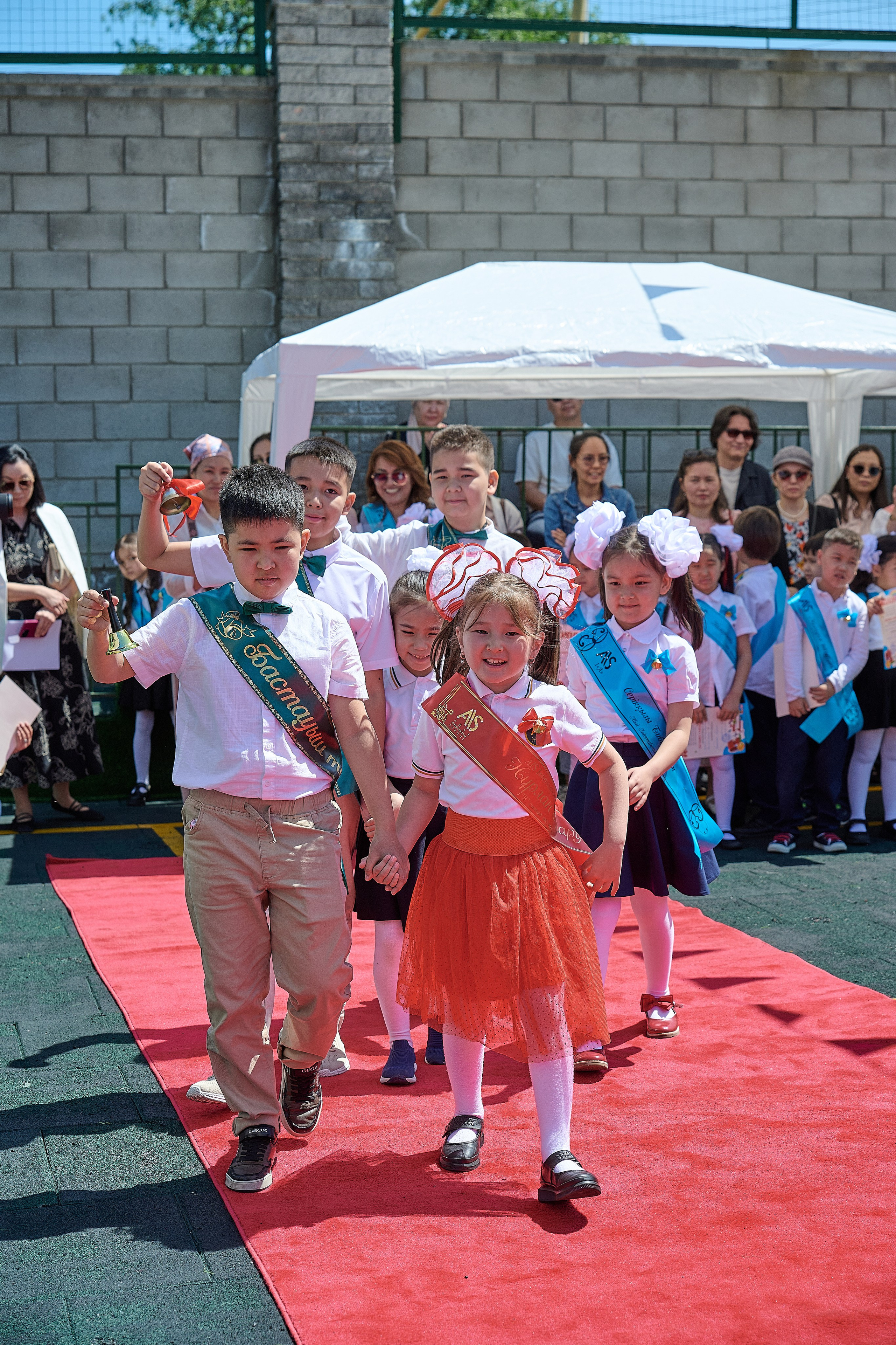Линейка в школа Abai International school. Фотограф в Алматы Егор Поленов