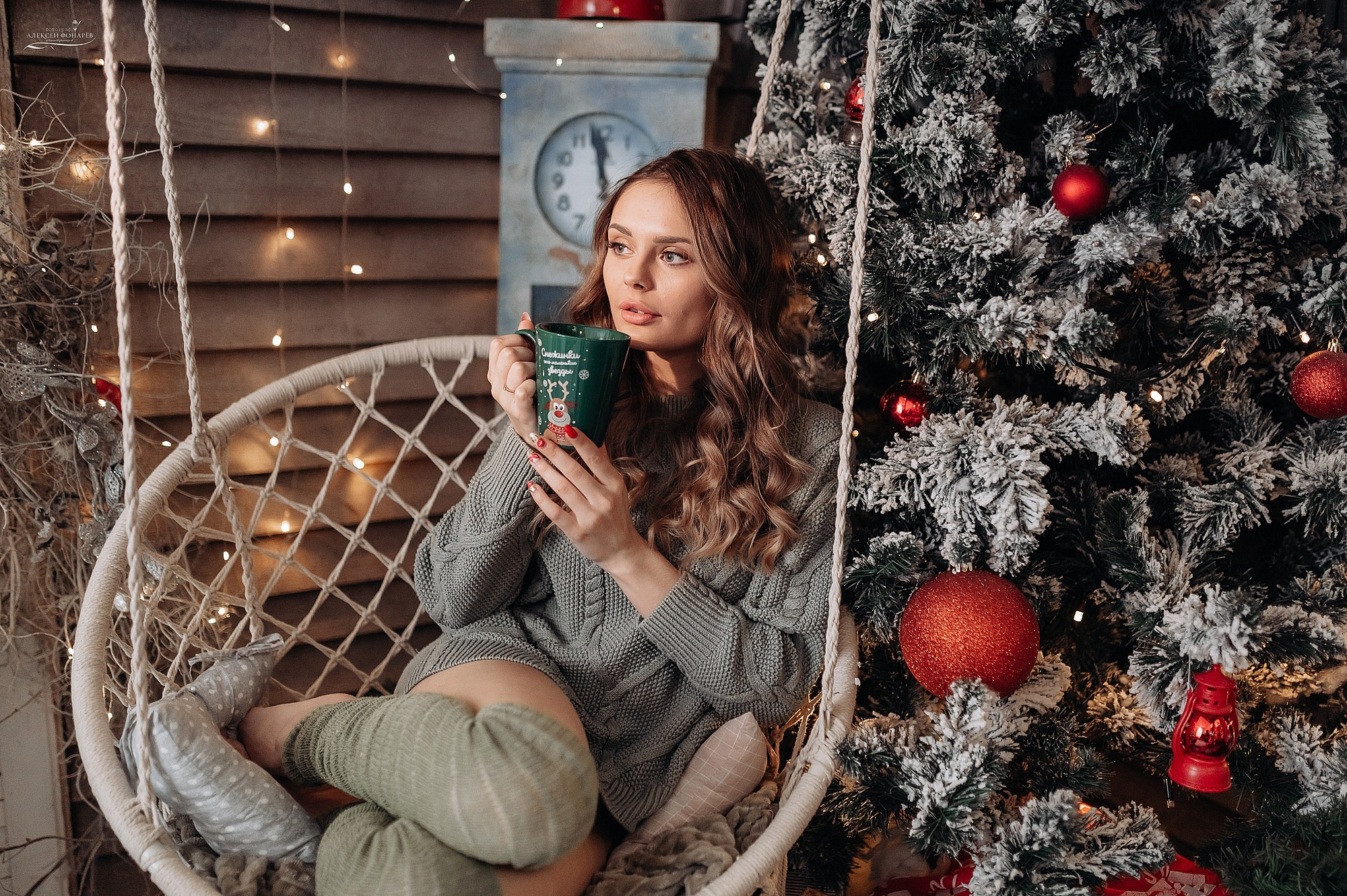 Девушка с кружкой чая