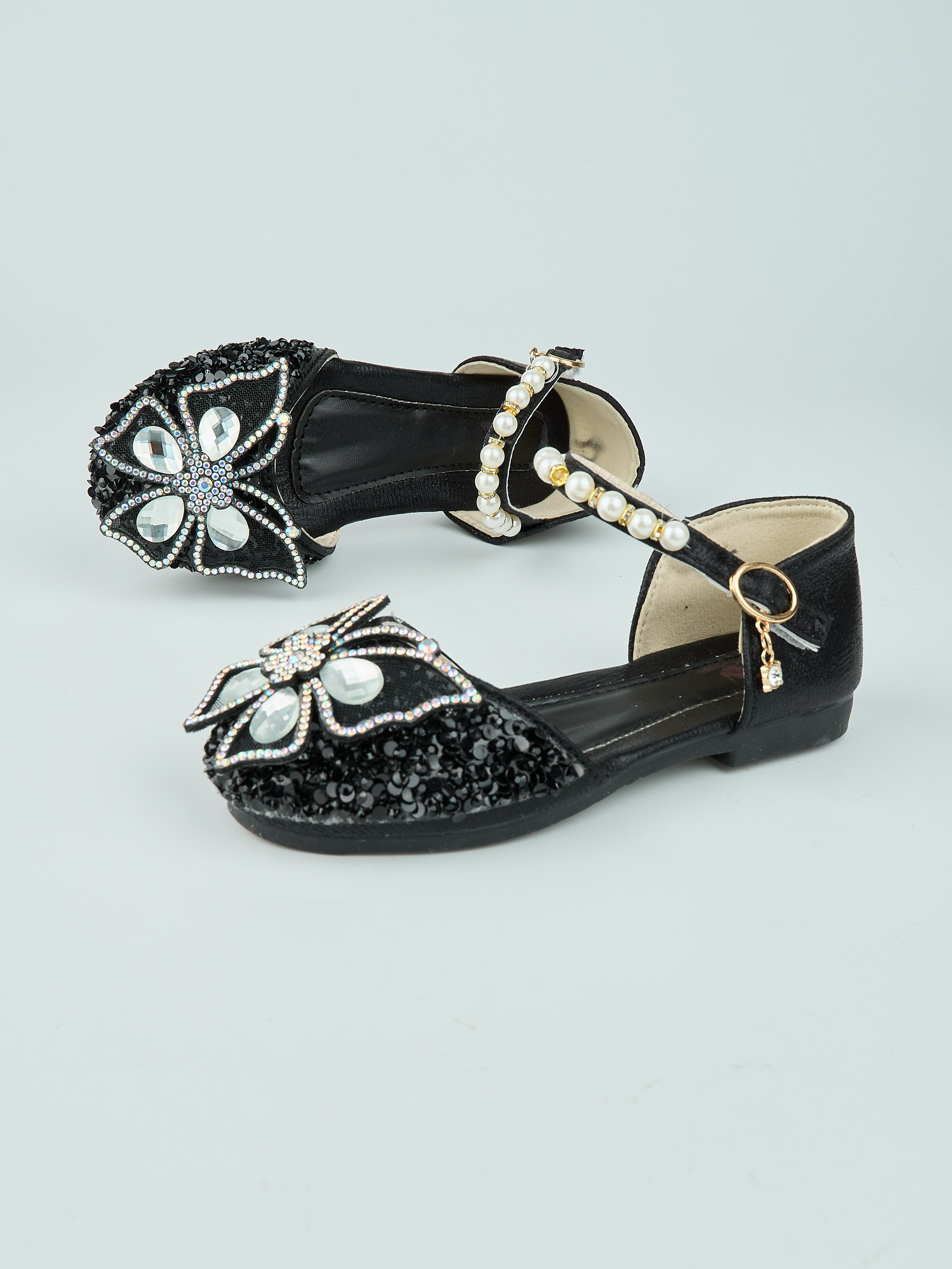 Каталожная фотосъёмка детских туфель для Wildberries