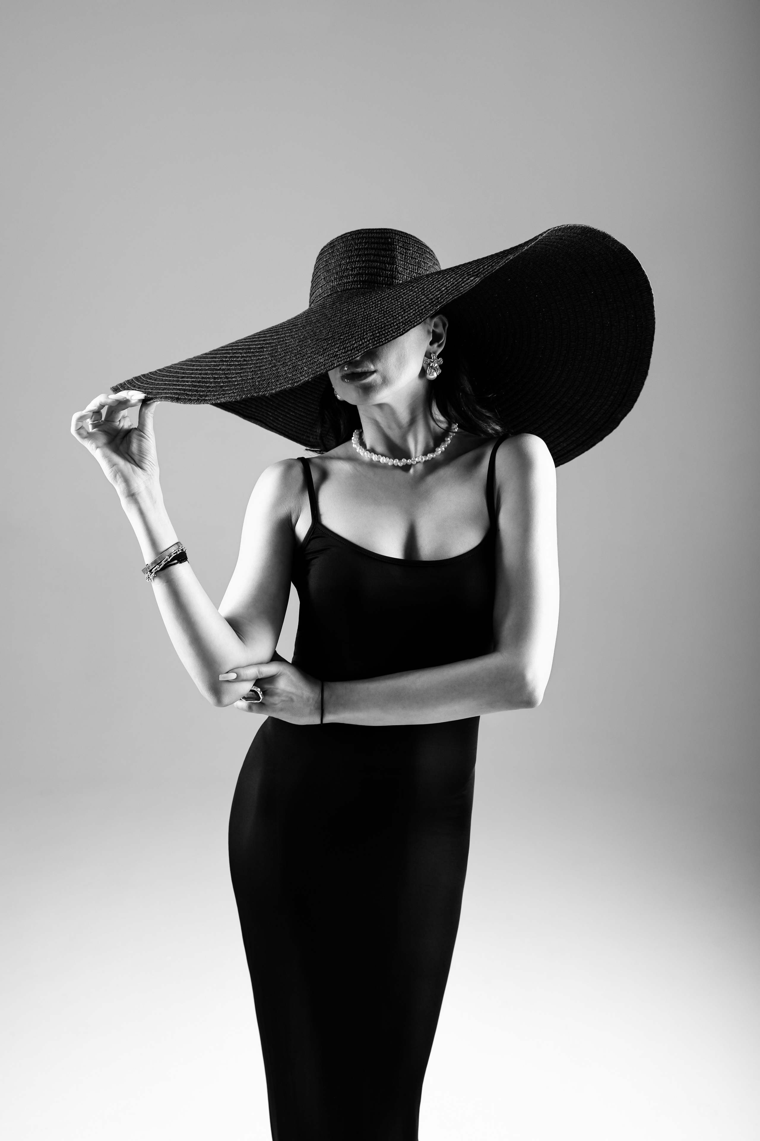 Студийная фотосессия на белой циклораме