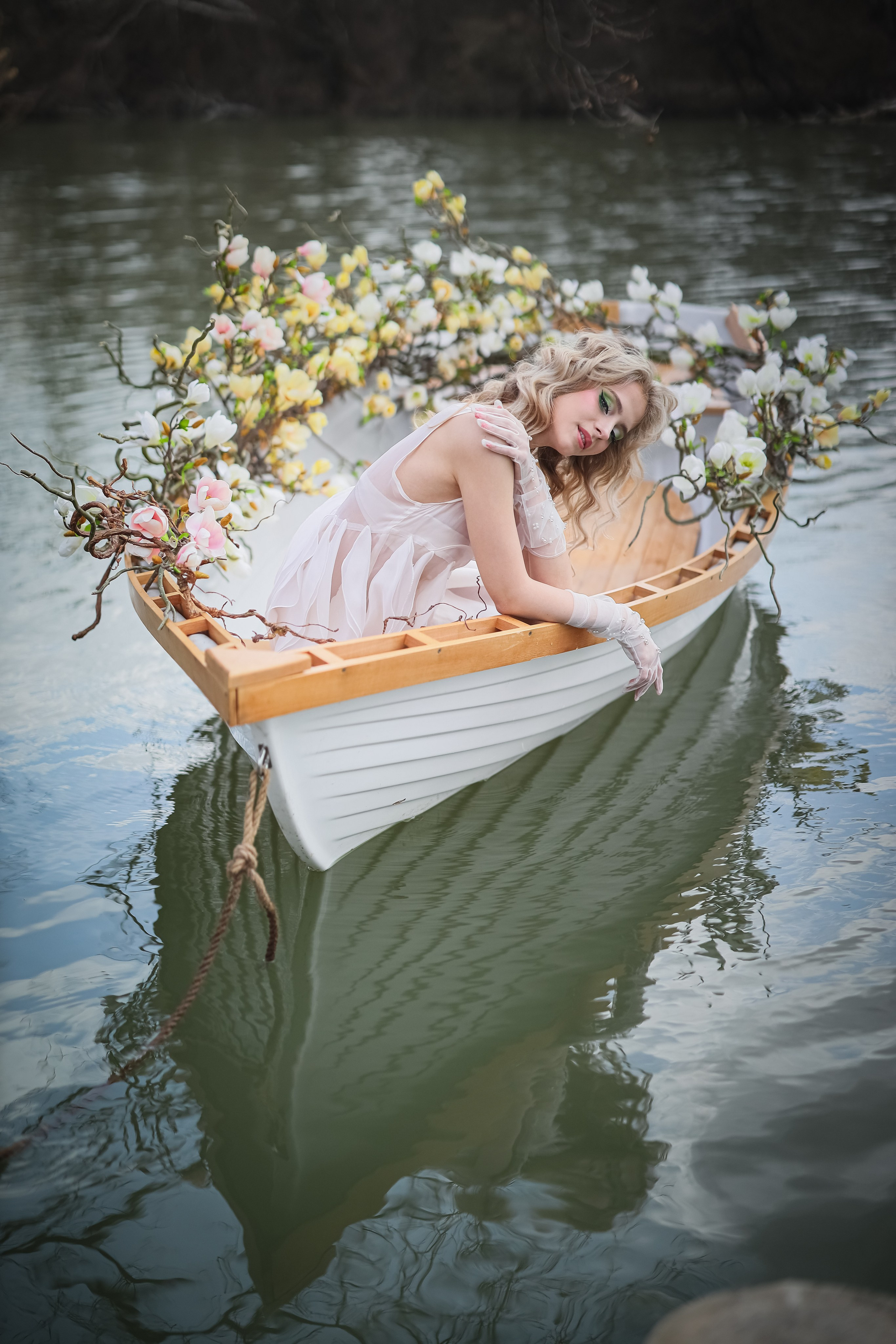 Женская индивидуальная фотосессия на лодке на фоне озера Рица с профессиональным фотографом и визажистом.