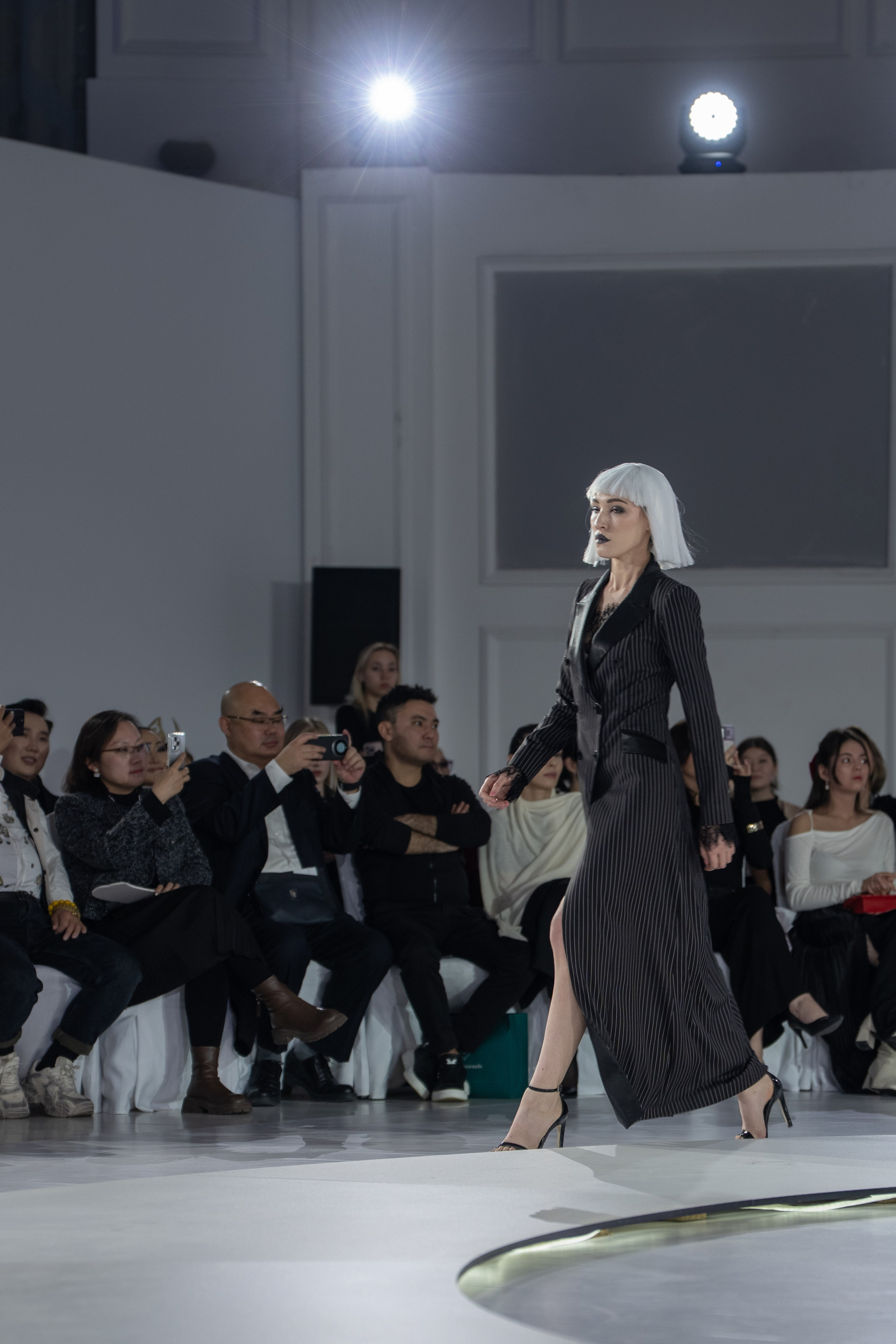 Дизайнер Umed Kuchkaliev. Сайт Алматинского НЮ АРТ, будуар и фэшн фотографа Дениса Карпенко