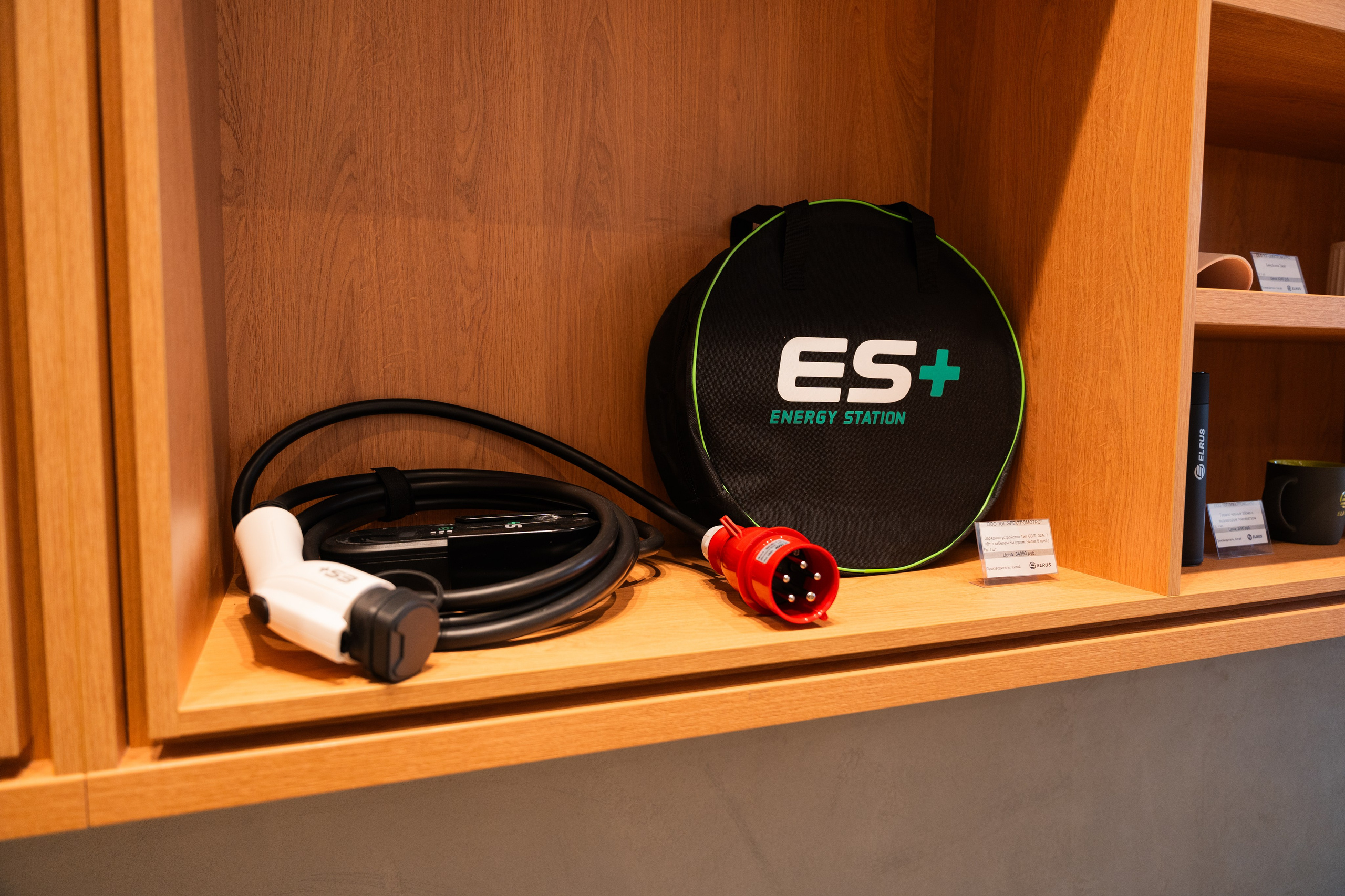 Интерьерная фотосъемка автосалона Elrus в Краснодаре. Zeekr, LiXiang Профессиональная фотосъемка интерьера премиум-автосалона в Краснодаре. Шедевры для Вас! Фотограф и Видеограф в Краснодаре Пахиев Руслан