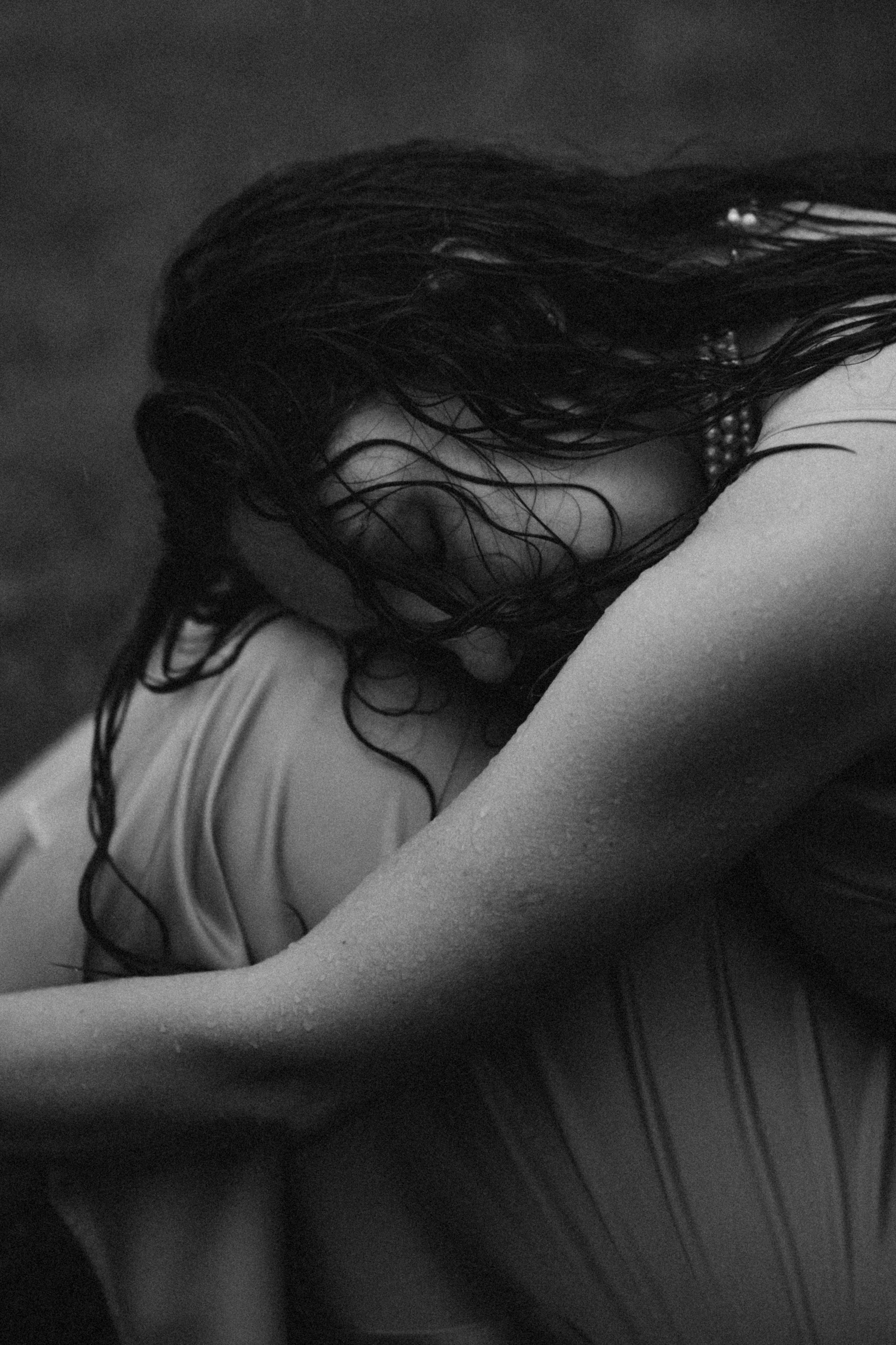 Чёрно-белая фотосессия в дождь