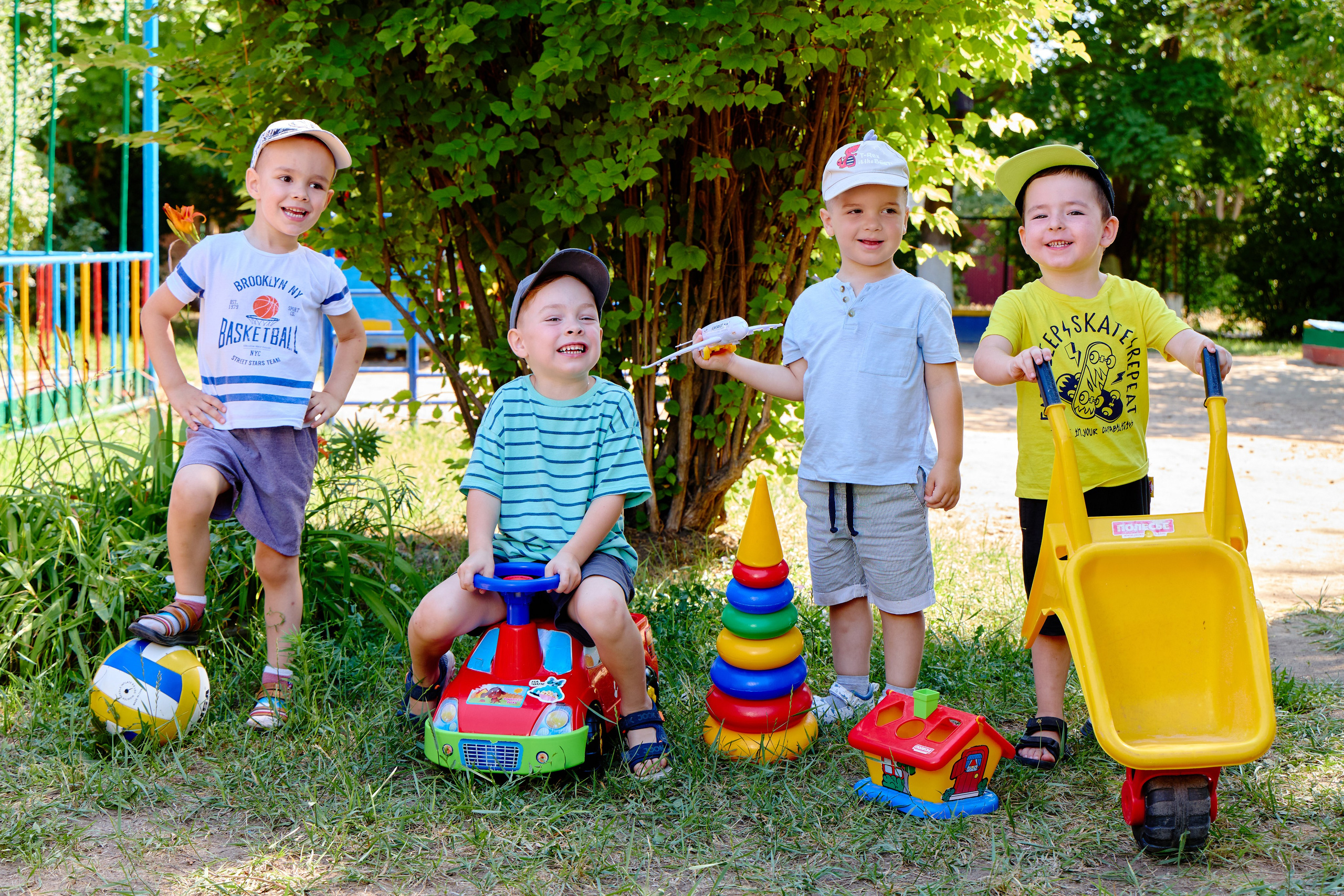 Пример летней съёмки в детском саду № 92 младшая группа Ромашки. Фотограф Выпускные альбомы Таганрог Сергей Коробченко