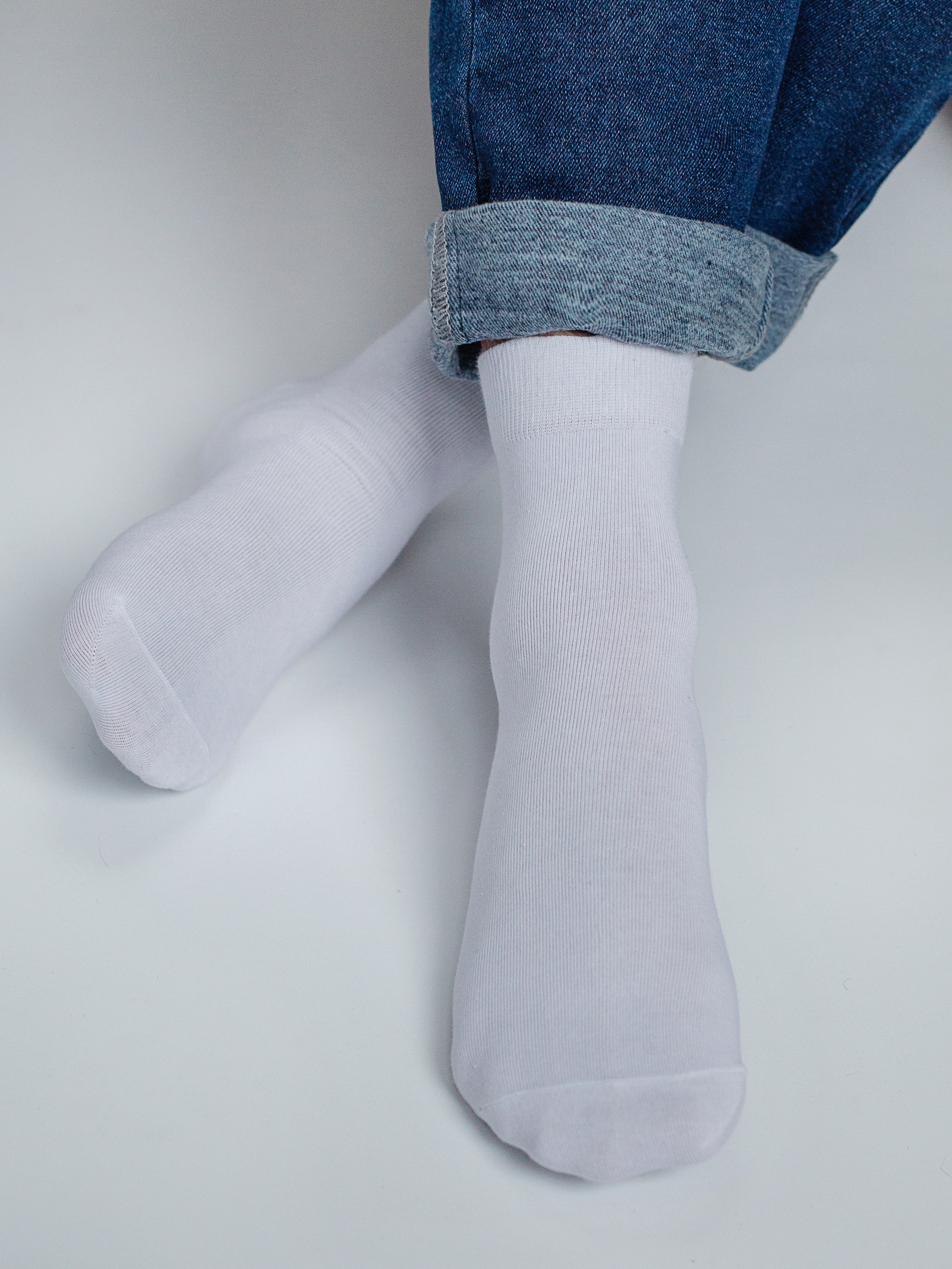 Носочки на белом фоне. Деловая и Бизнес съемка в  Москве Инесса Грушко