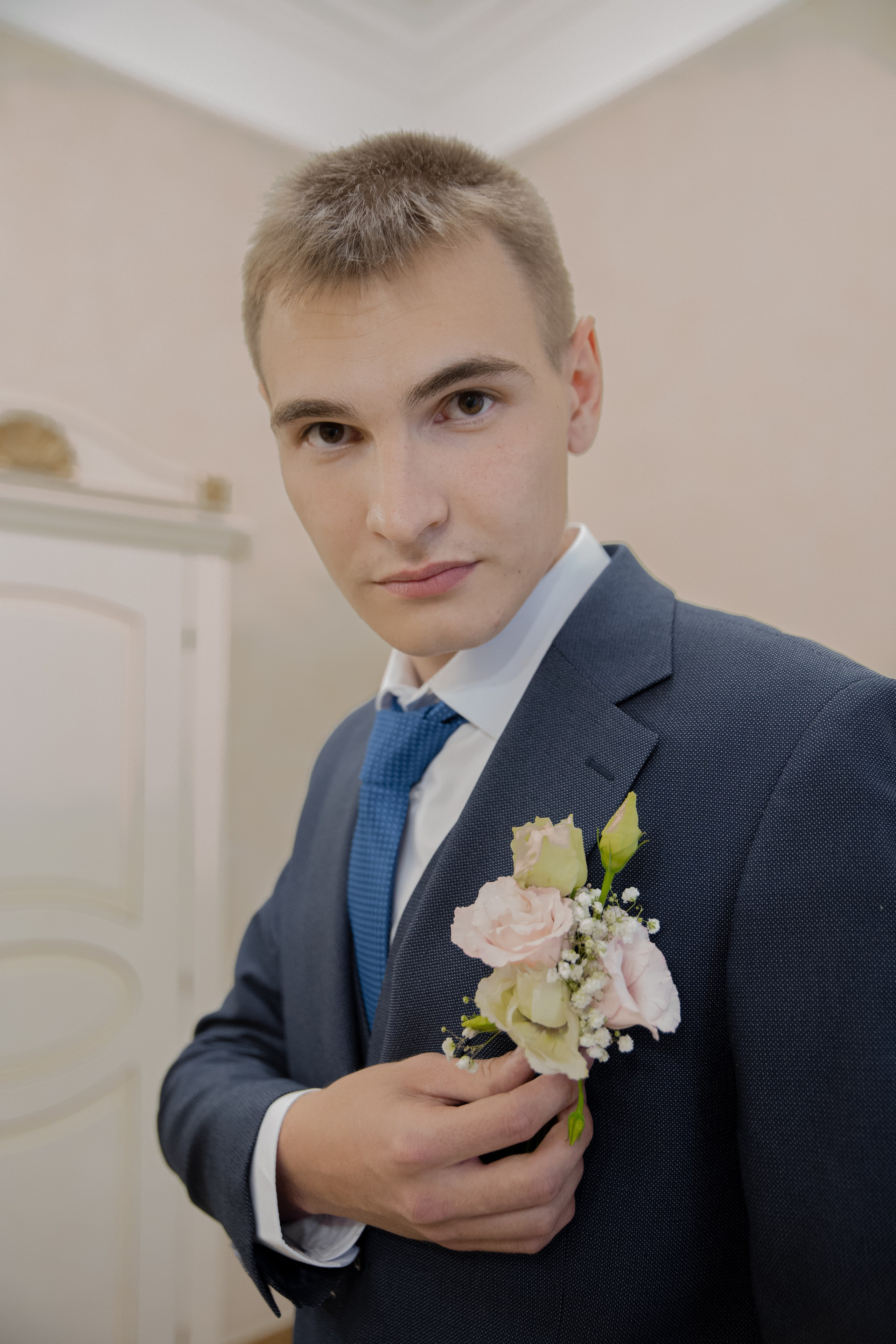 Жених с бутоньеркой