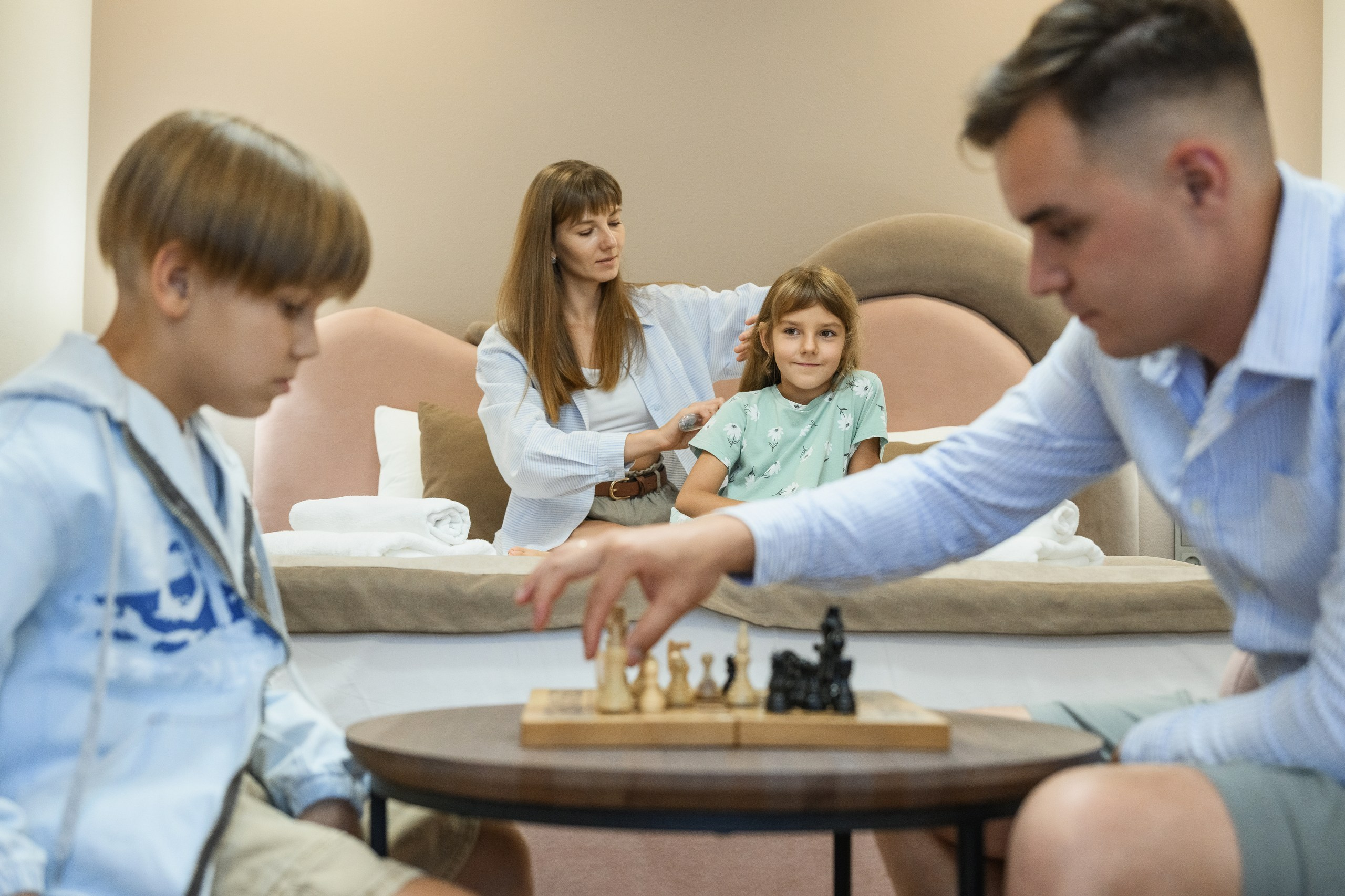 Фотосъемка семьи в квартире в Петропавловске-Камчатском. Семейная фотосессия с детьми в Петропавловске-Камчатском. Домашняя фотосессия в кругу семьи в Петропавловске-Камчатском. Теплые семейные фото в интерьерах квартиры в Петропавловске-Камчатском.