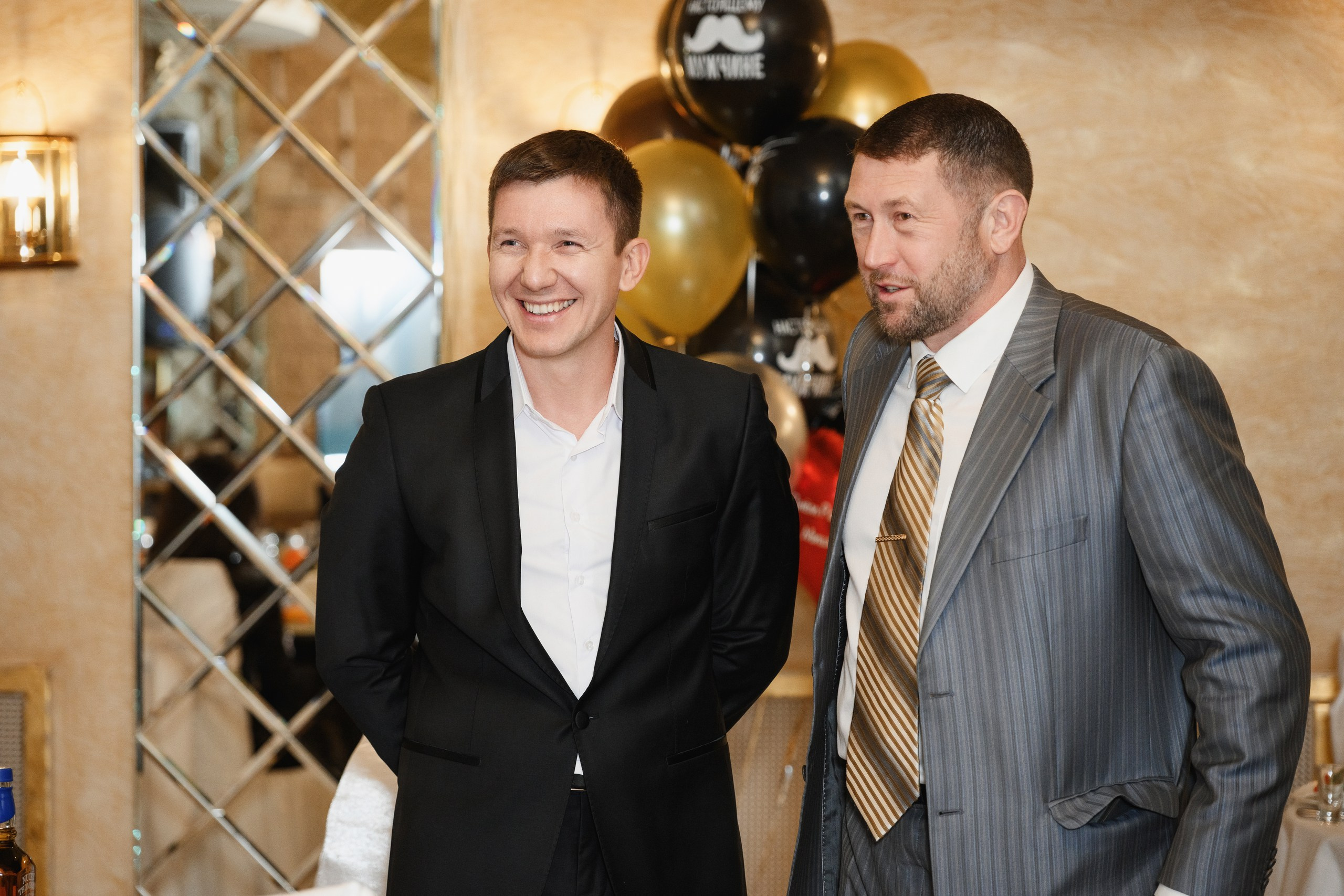 Профессиональные фотографии с 50-летнего юбилея: живые эмоции гостей, трогательные моменты и праздничная атмосфера. Яркие кадры торжественного вечера — от теплых поздравлений до танцев и украшенного зала.