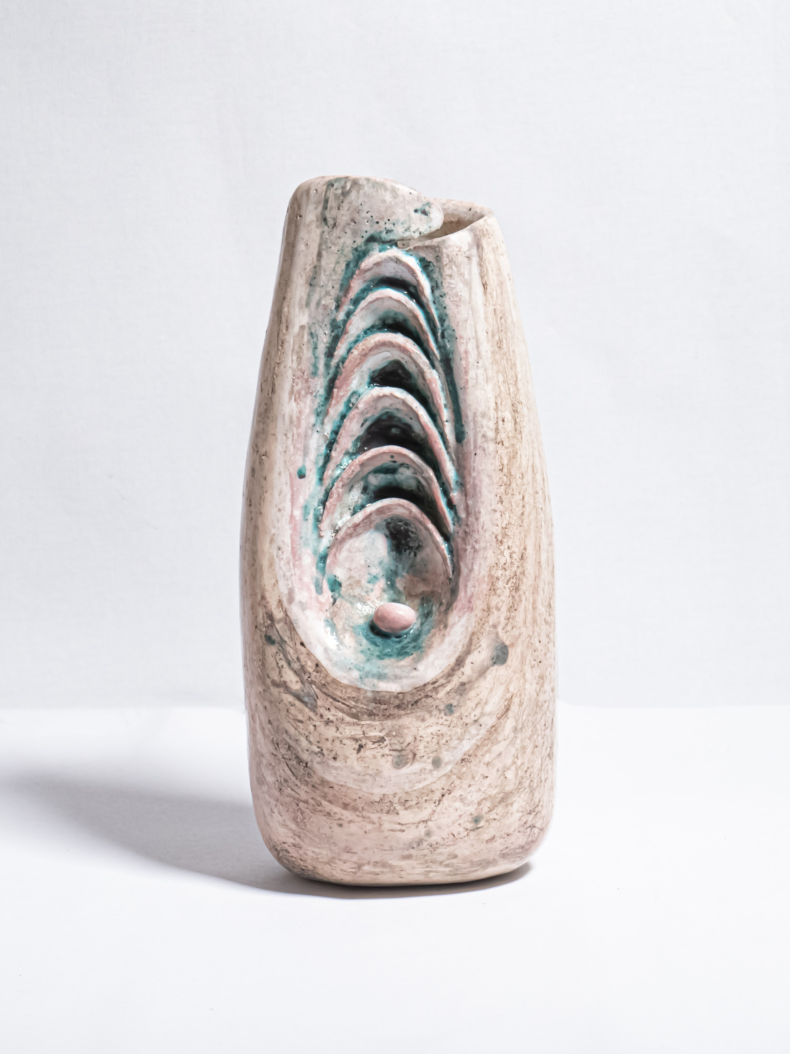 Керамическая ваза в виде раковины с жемчужиной