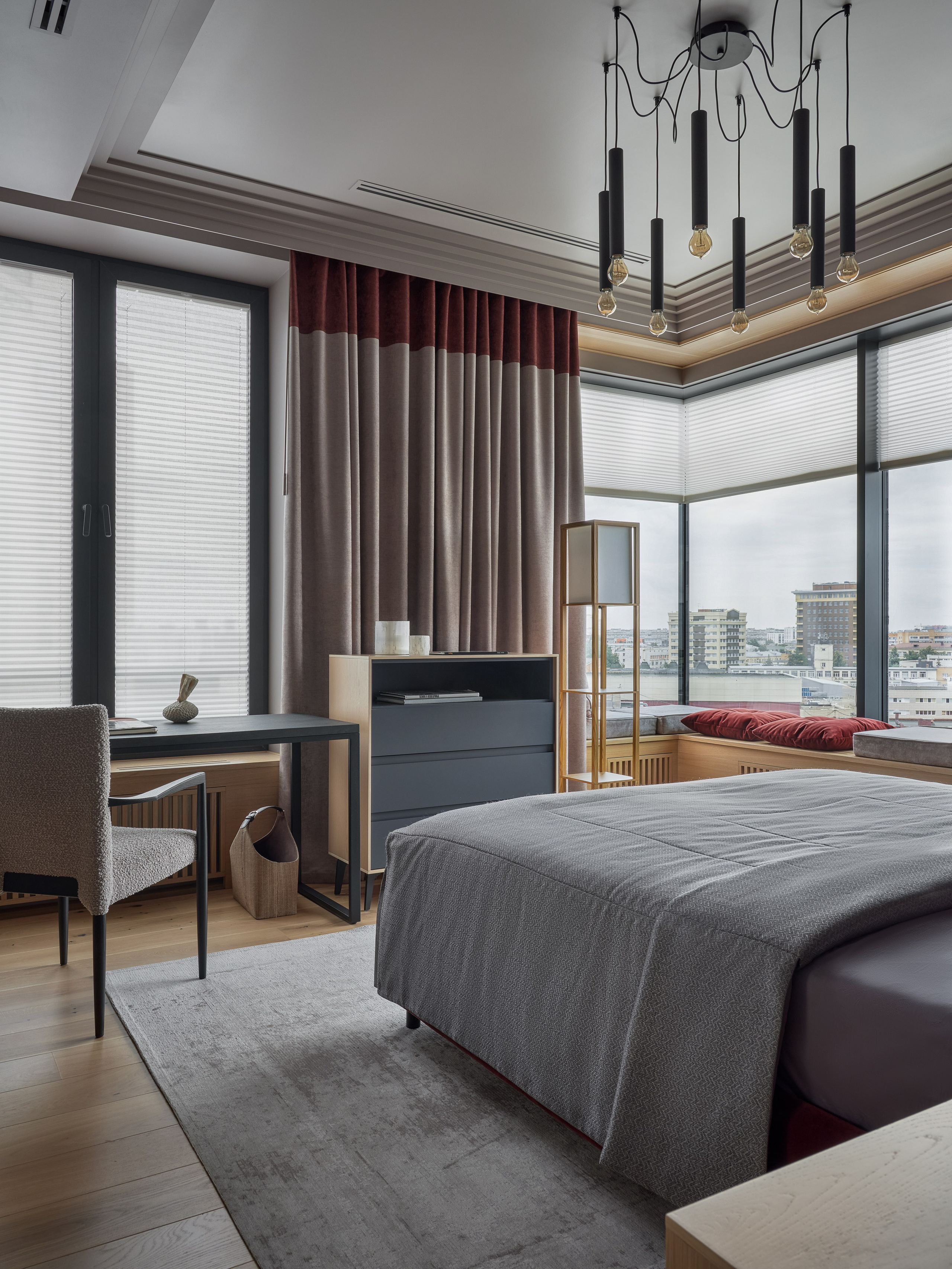 Светлое дерево и фиолетовые акценты. Фотограф Наталья Вершинина