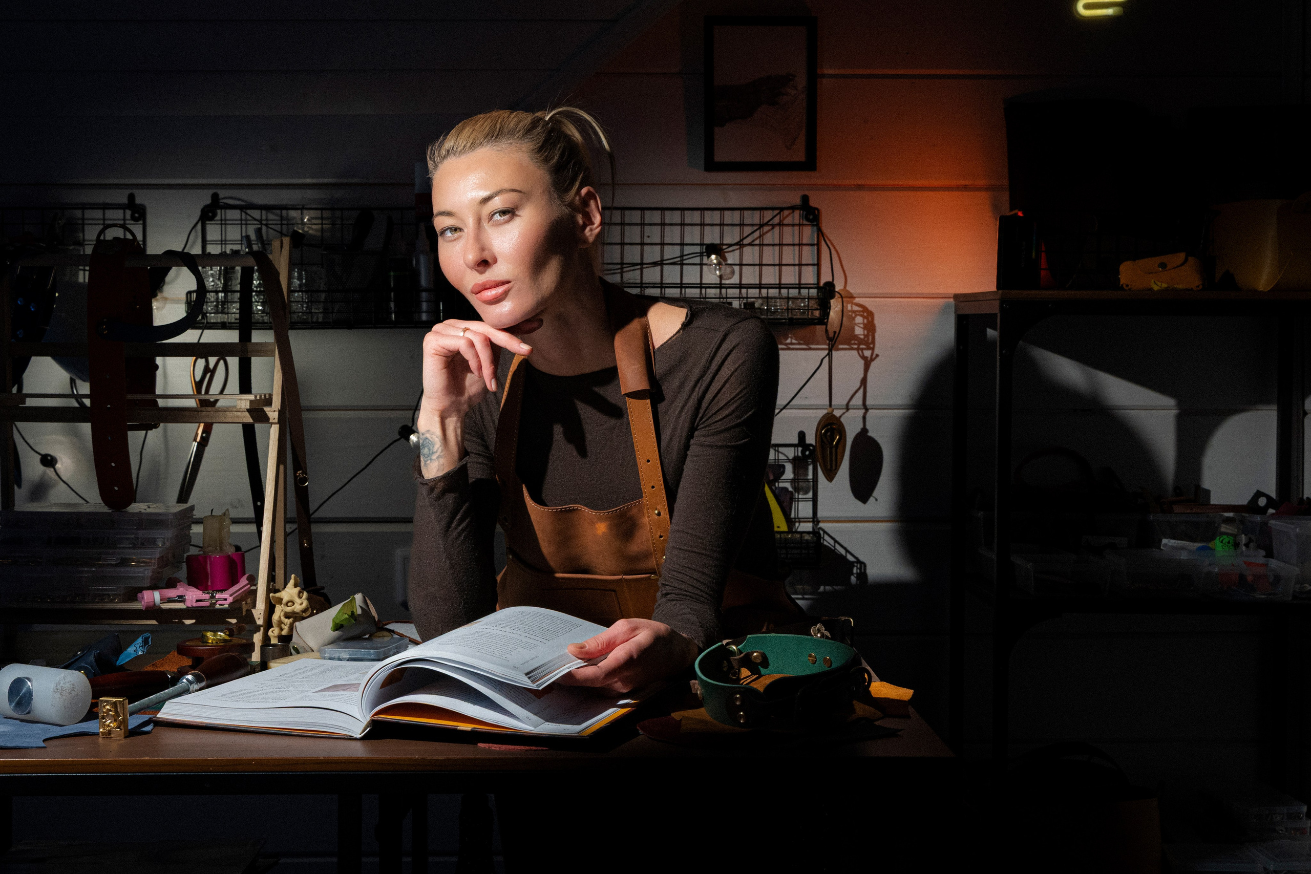 Мастер прикладывает линейку, делает точные замеры перед раскроем.