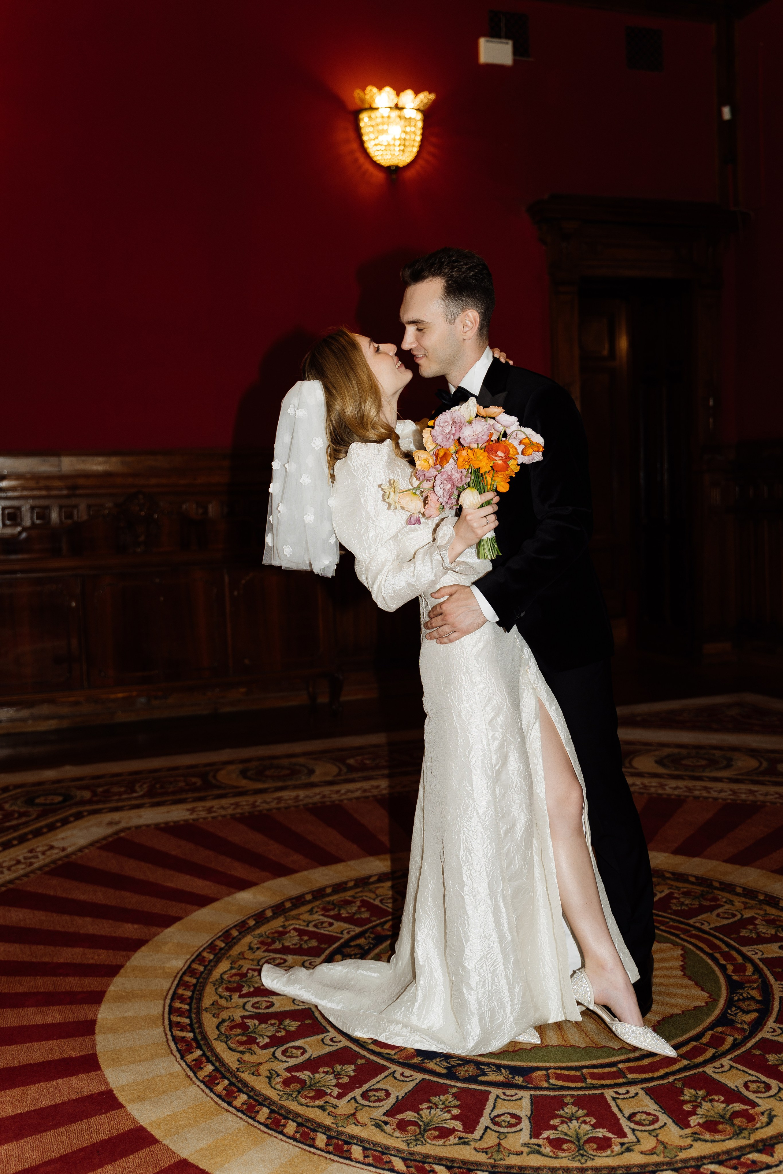 Камерная свадьба на фонтанке в сезонах. Свадебный фотограф организатор в Санкт-Петербурге Ассоль Опарина