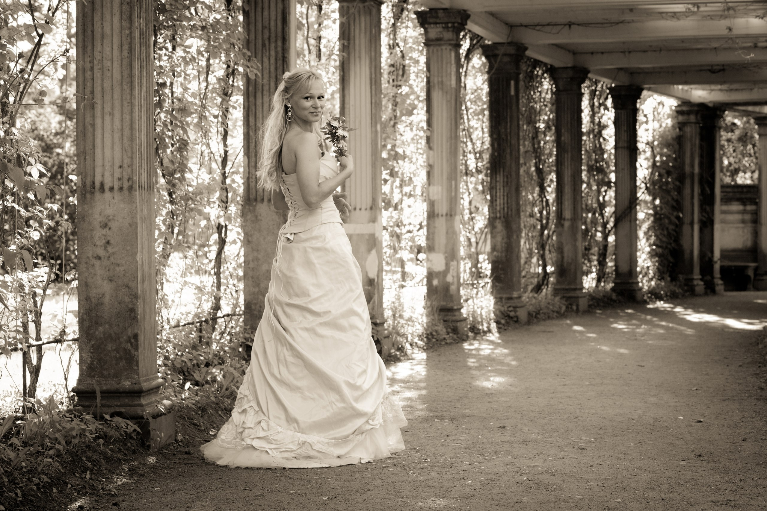 Очаровательная невеста на свадебной фотосъемке попалась кадре что сложно забыть