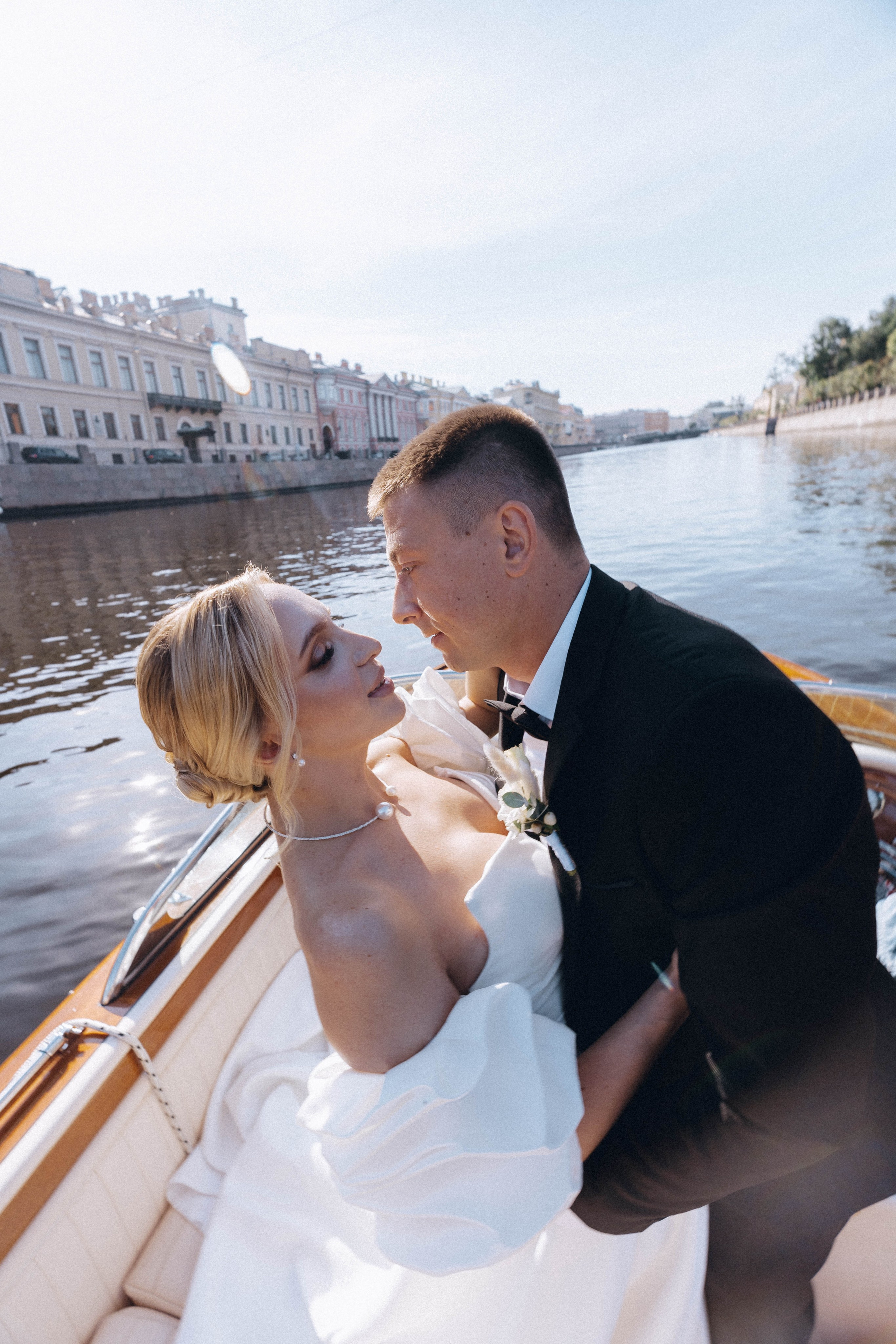 СВАДЕНБНАЯ СЬЕМКА НА КАТЕРЕ ПО КАНАЛАМ САНКТ-ПЕТЕРБУРГА И В АКВАТОРИИ НЕВЫ. Профессиональный фотограф, Санкт-Петербург — Виктория Богомолова