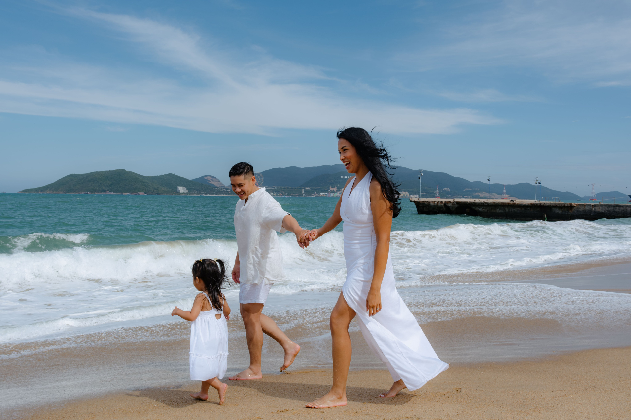Mother and daughters. Portrait photographer Nha Trang | Julia Meshanina