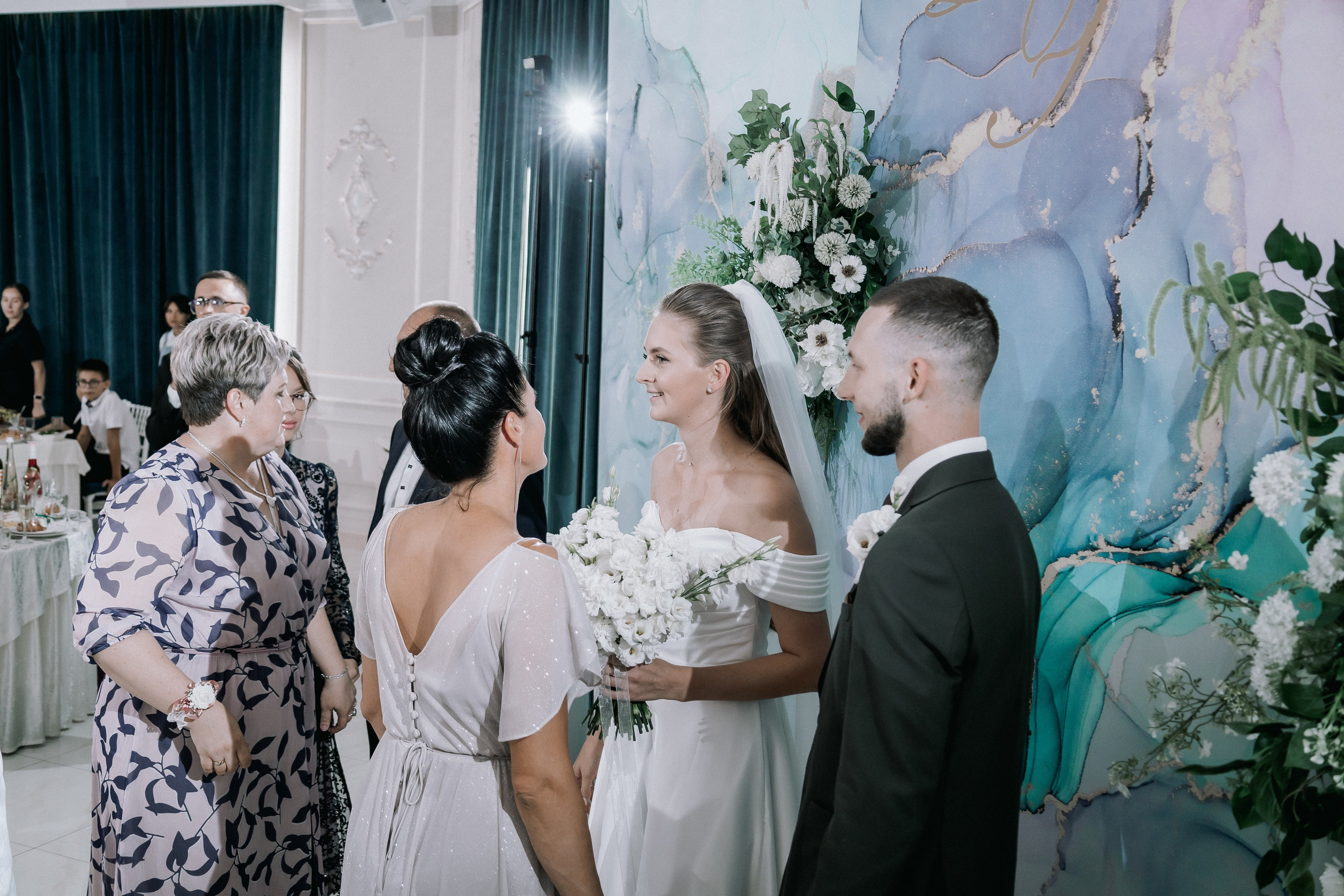 Свадебная прогулка. Эвелина и Дмитрий. Свадебная фотография. Арина Рубах