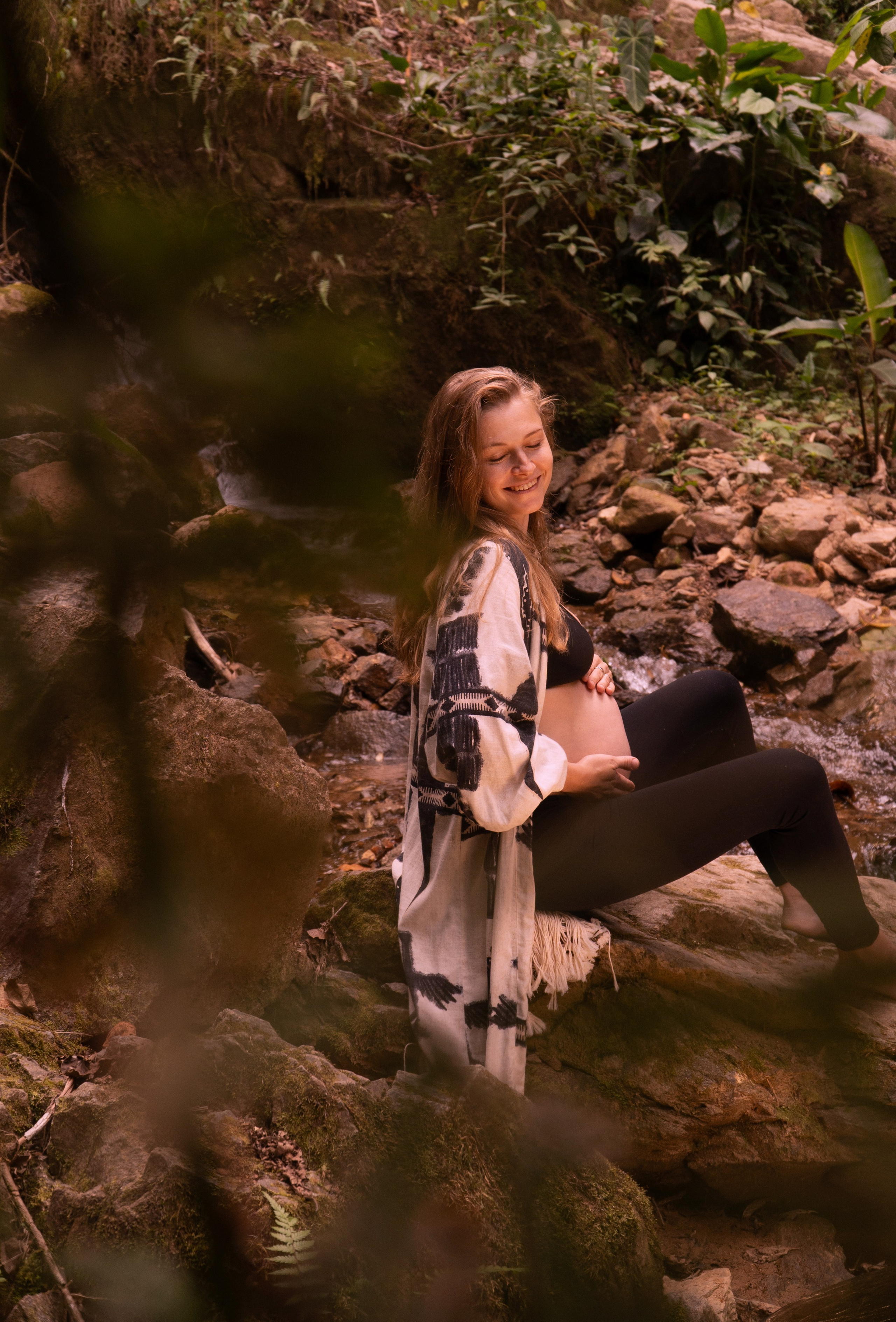 Olya y cascada / Olya and waterfall. Wedding Photographer in Barcelona and Medellin