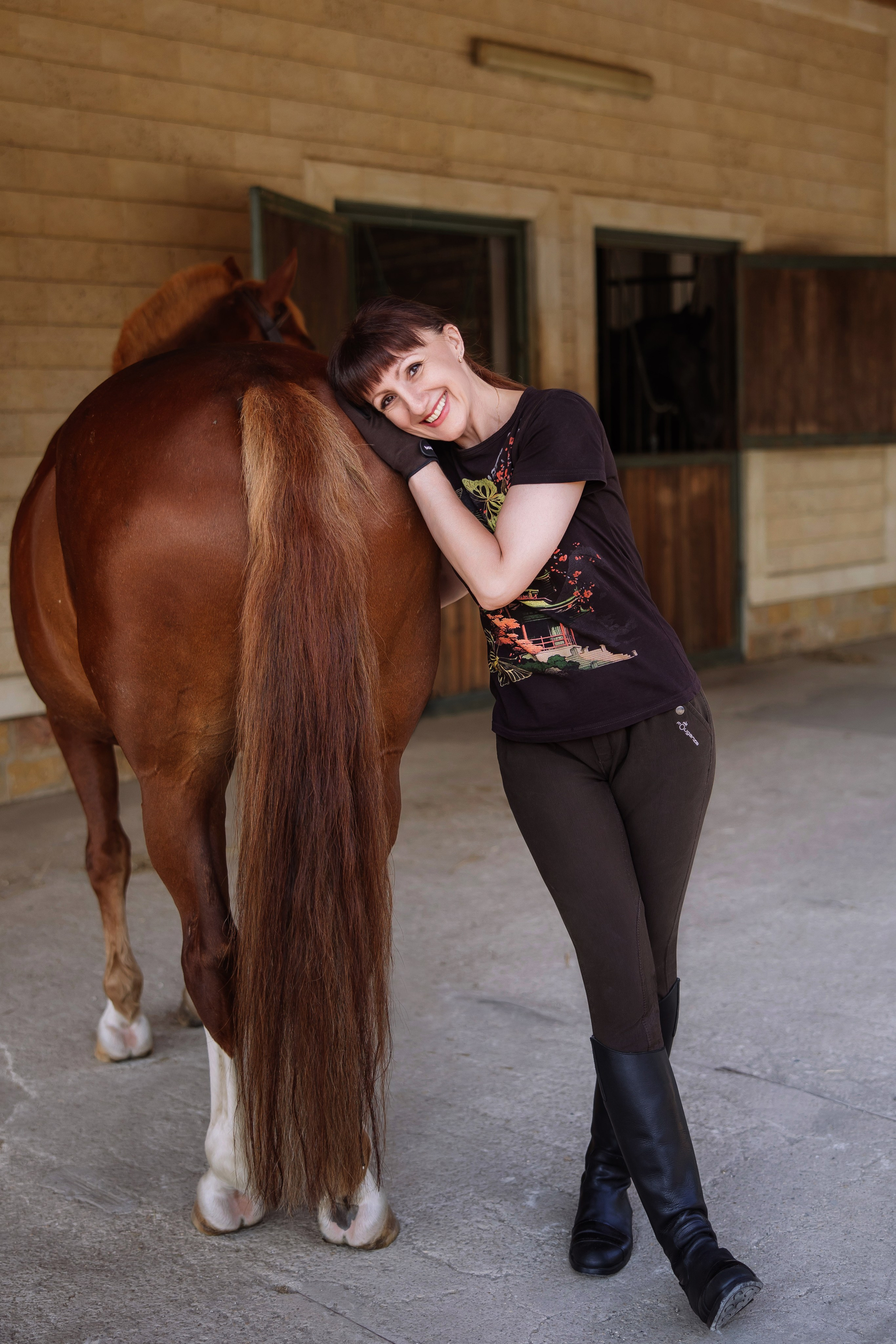 Женский портрет в конюшне