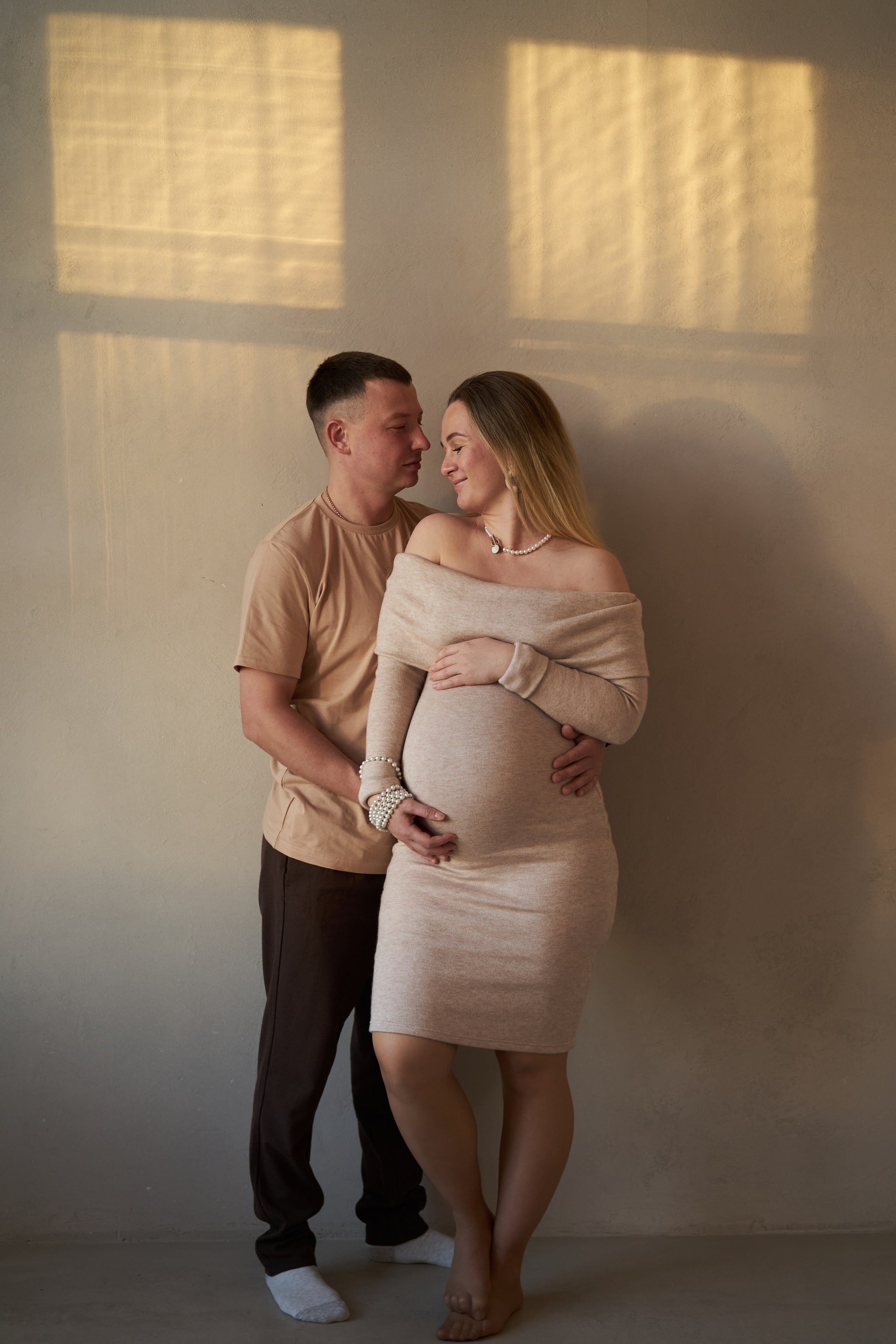 Семейная фотосессия беременность в студии. Фотограф Екатеринбург Кокшарова Александра