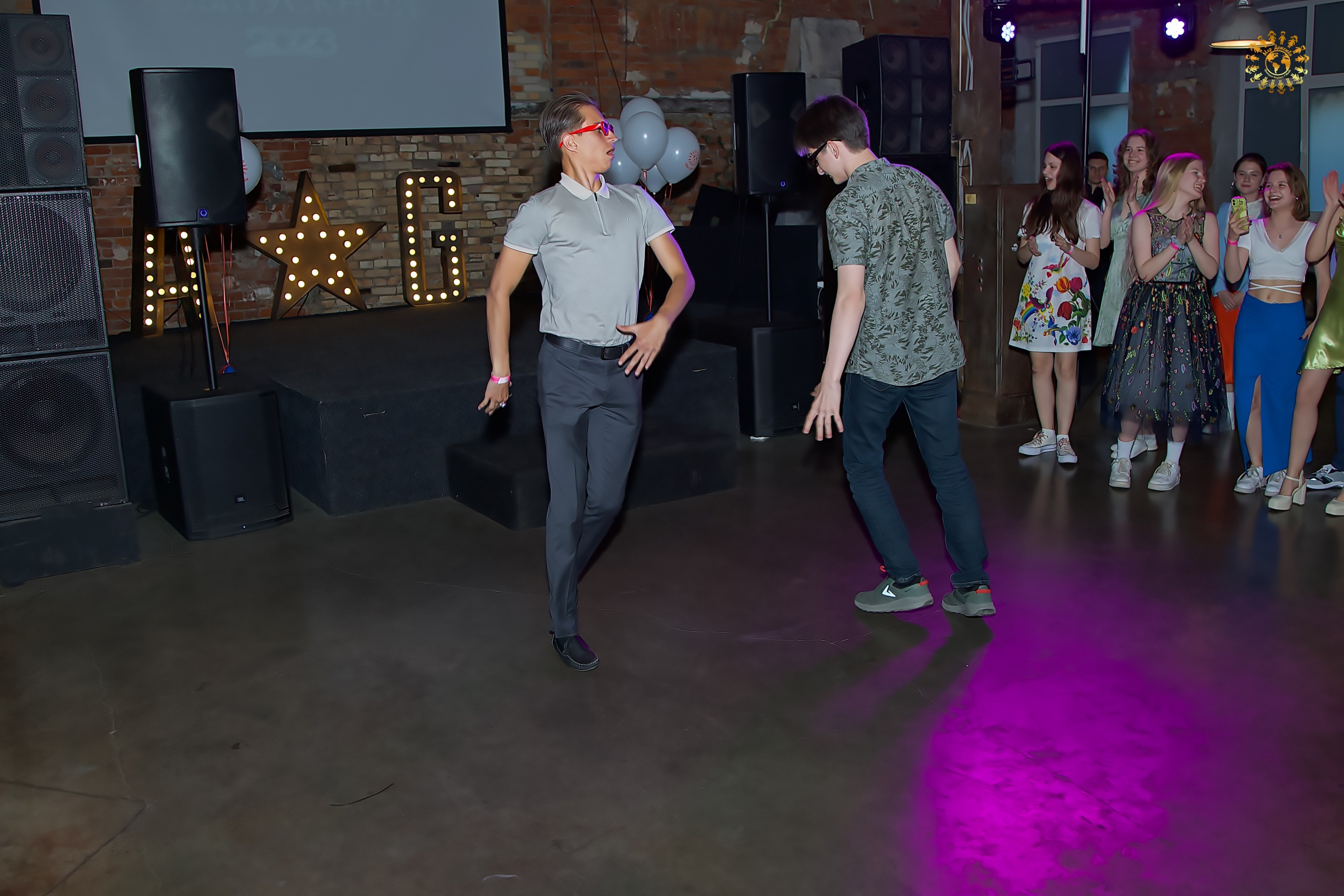 Выпускной 2023 (9-й класс, школа № 46). Loft Urban. Москва. Репортажная съемка в Москве и области. Анималистика