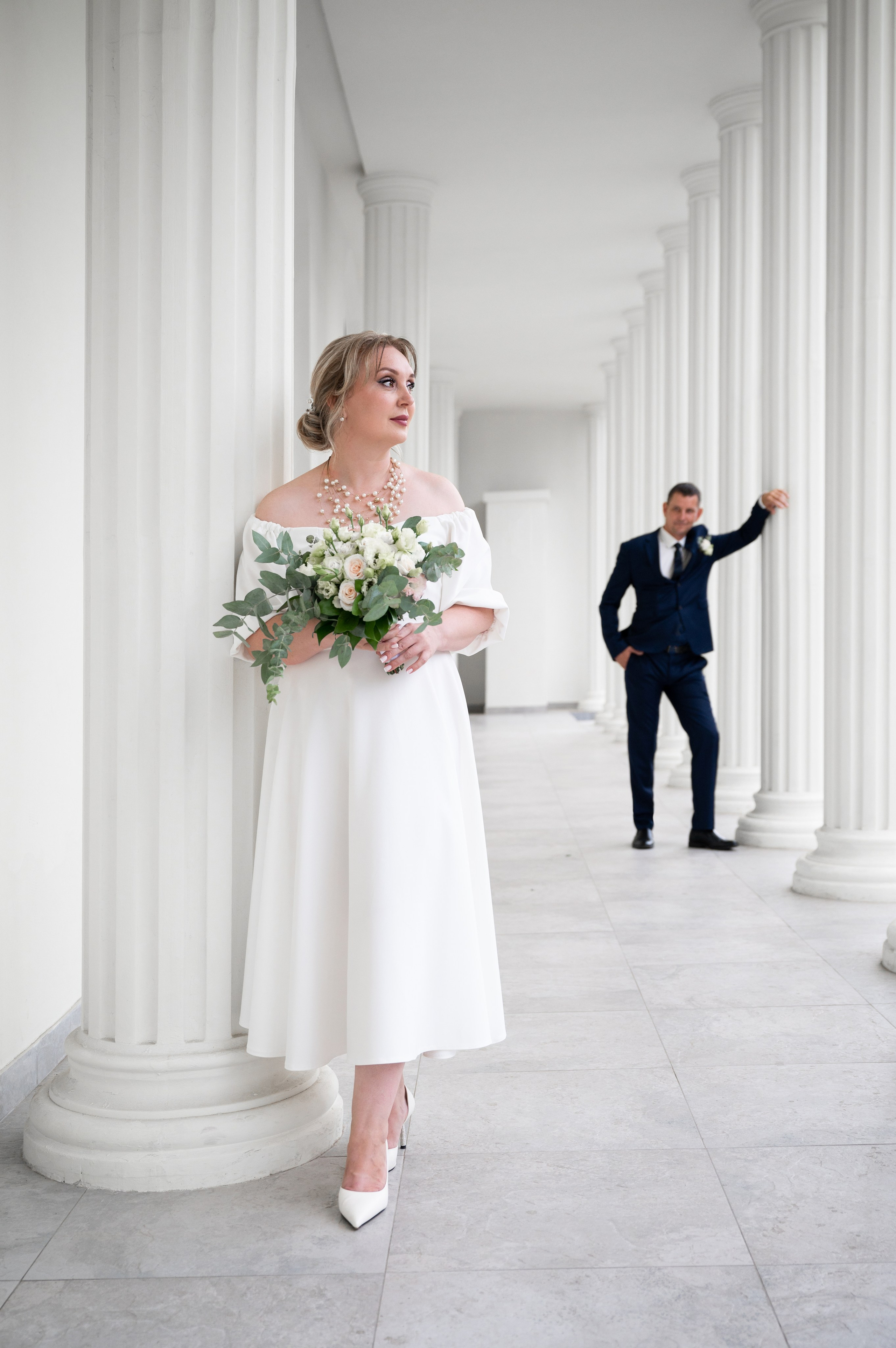 Невеста и жених с белоснежными колоннами Екатерининского зала