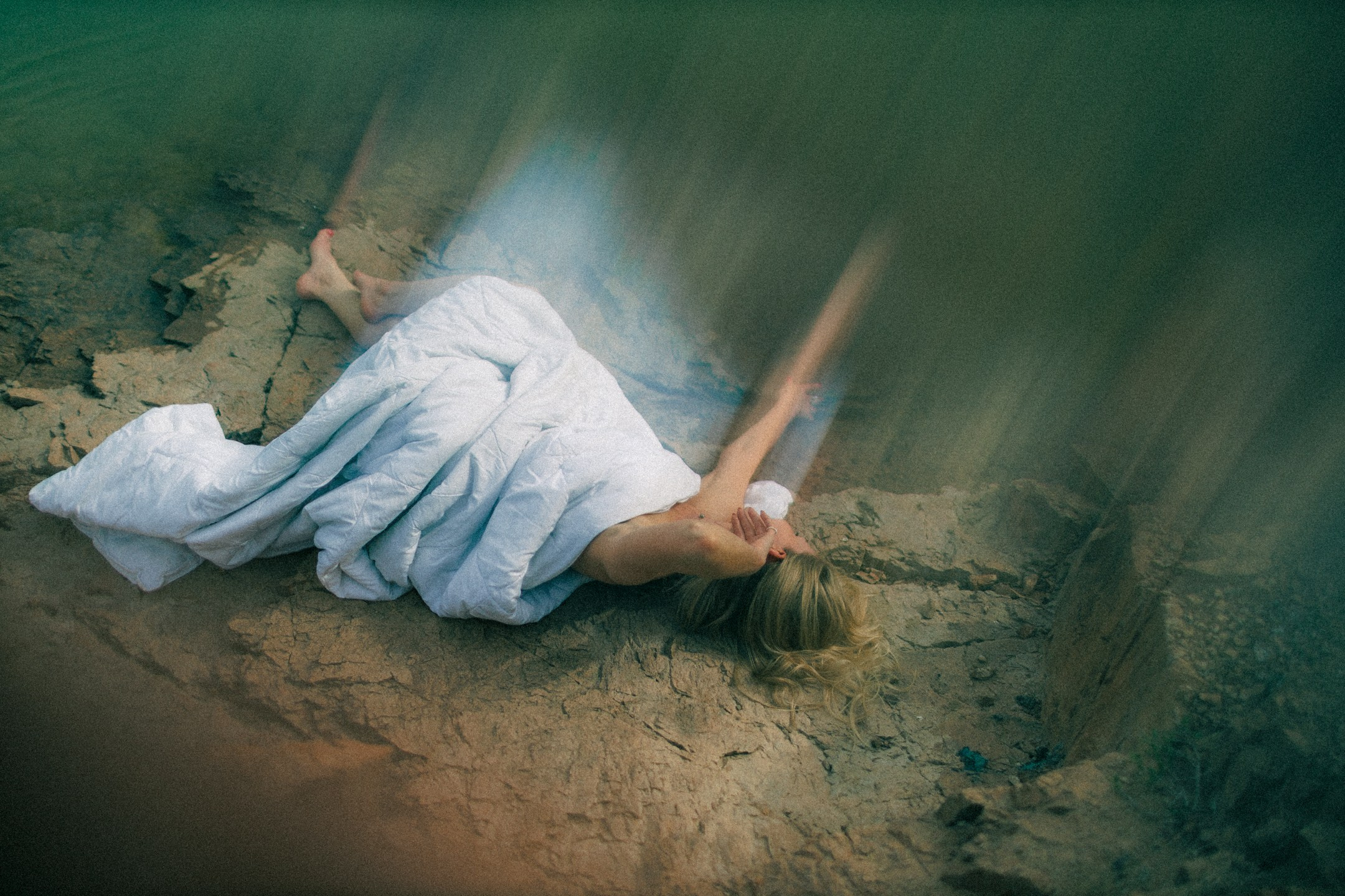 Скалы Капчагая. Я снимал историю, где героиня отягощенная жизненными обстоятельствами, перезагружается, оставляя весь накопленный негатив. Dmitriigoliapov.ru