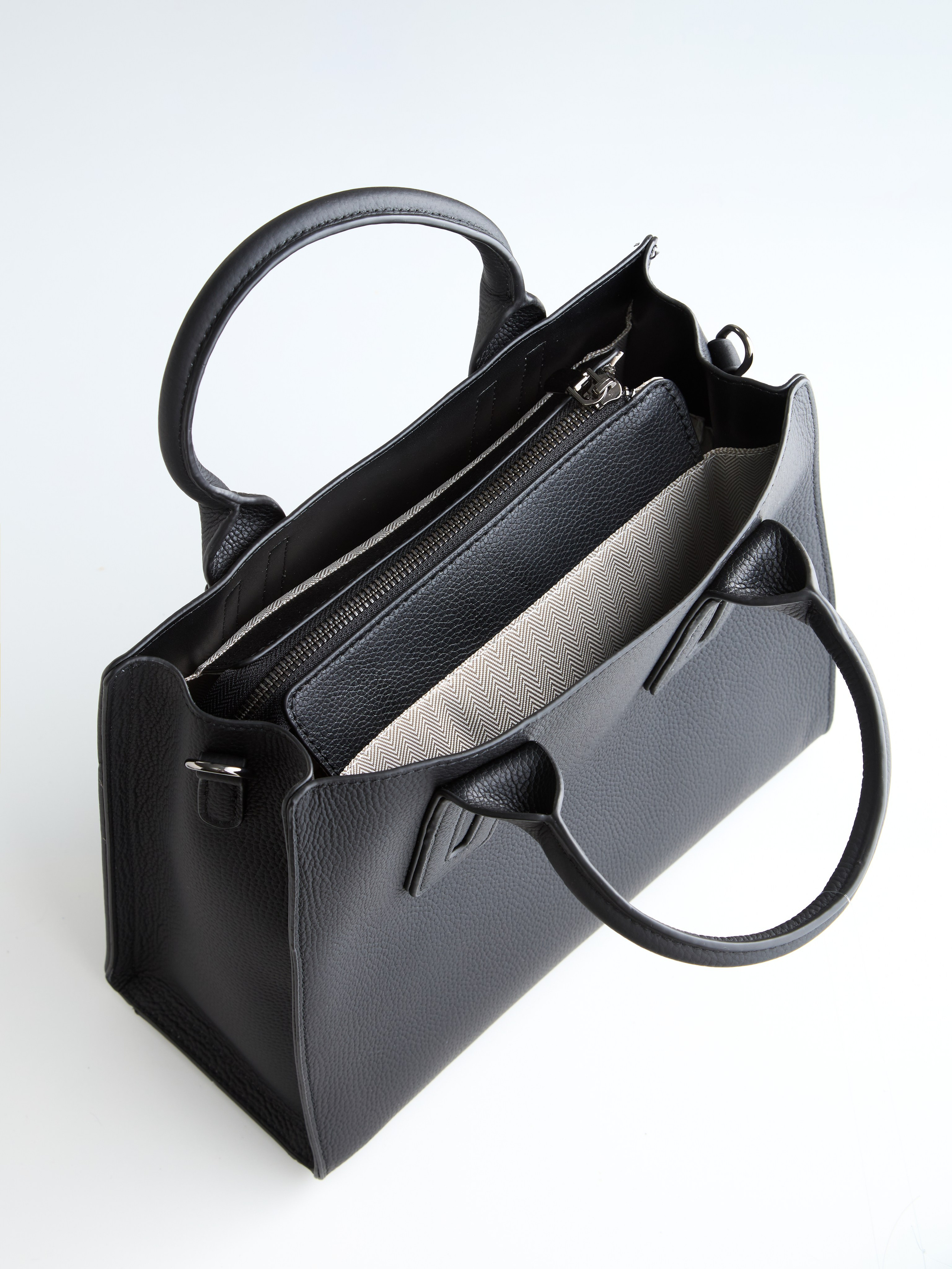 Сумки и кошельки. Предметная фотосъемка в Алматы. Предметный фотограф для маркетплейстов Артур Ахмадиев