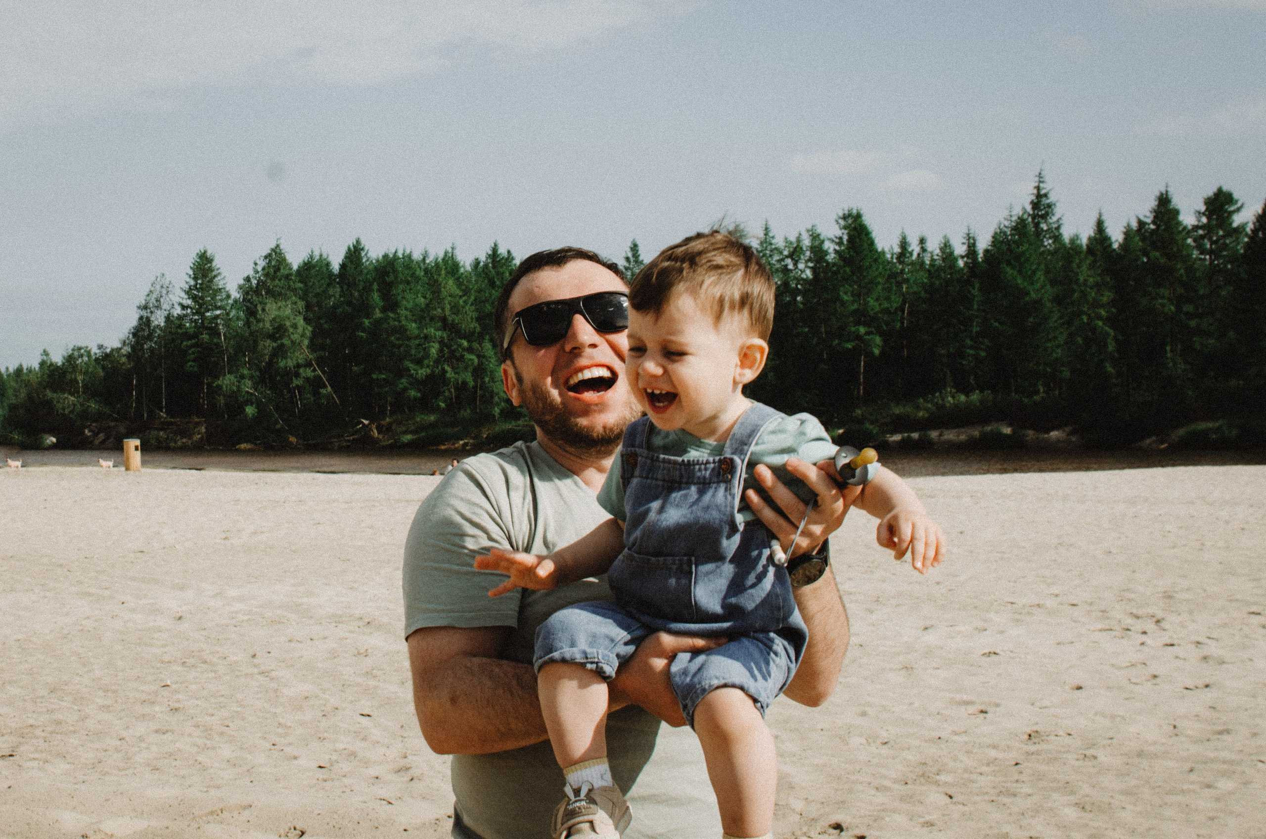 Адам с папой на пляже