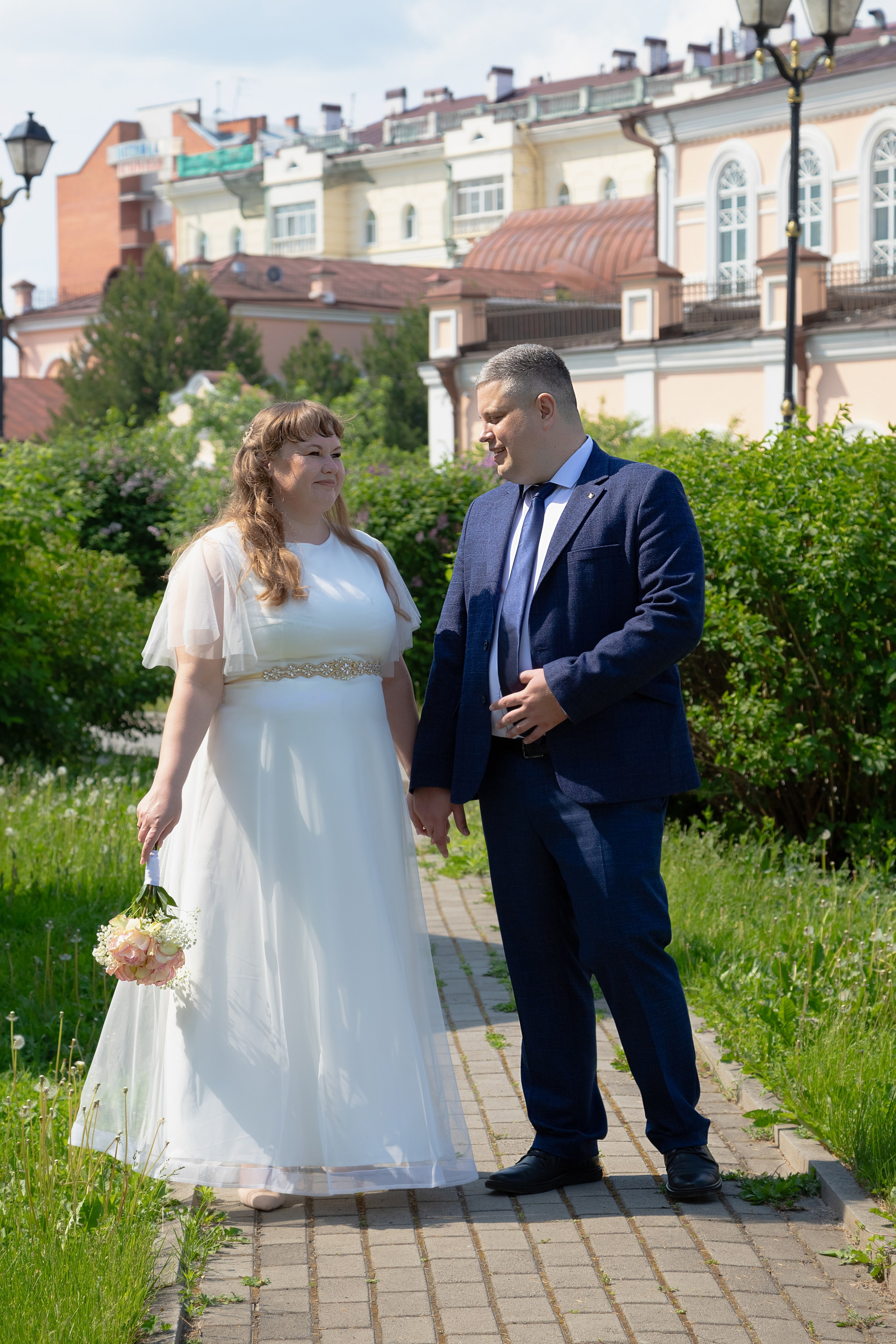 Прогулка в сирени после ЗАГСа Томск (Р. Люксембург). Фотограф в Томске Евгения Гуляева