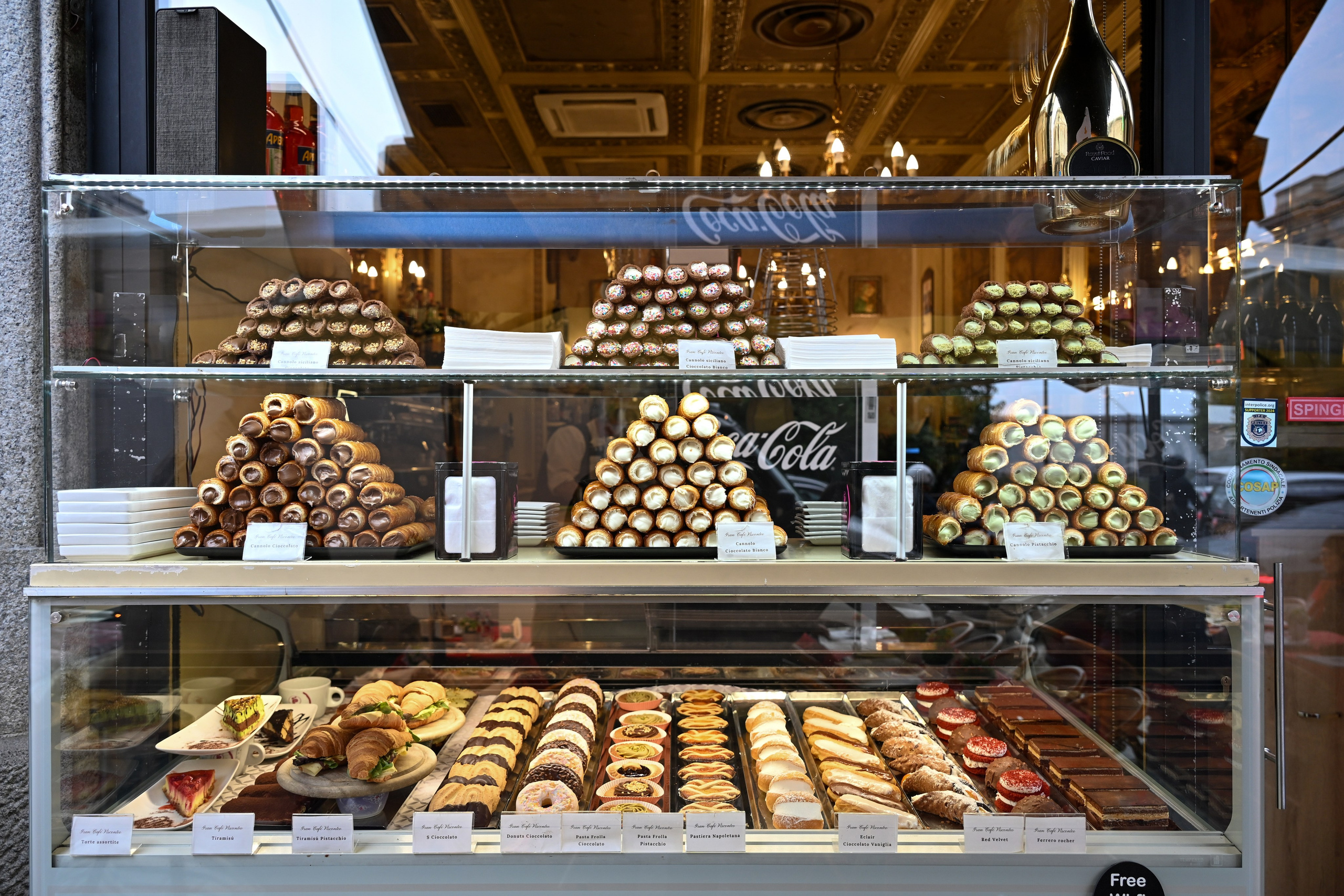 Milano: Navigli, City, Trams. Фотограф Минск