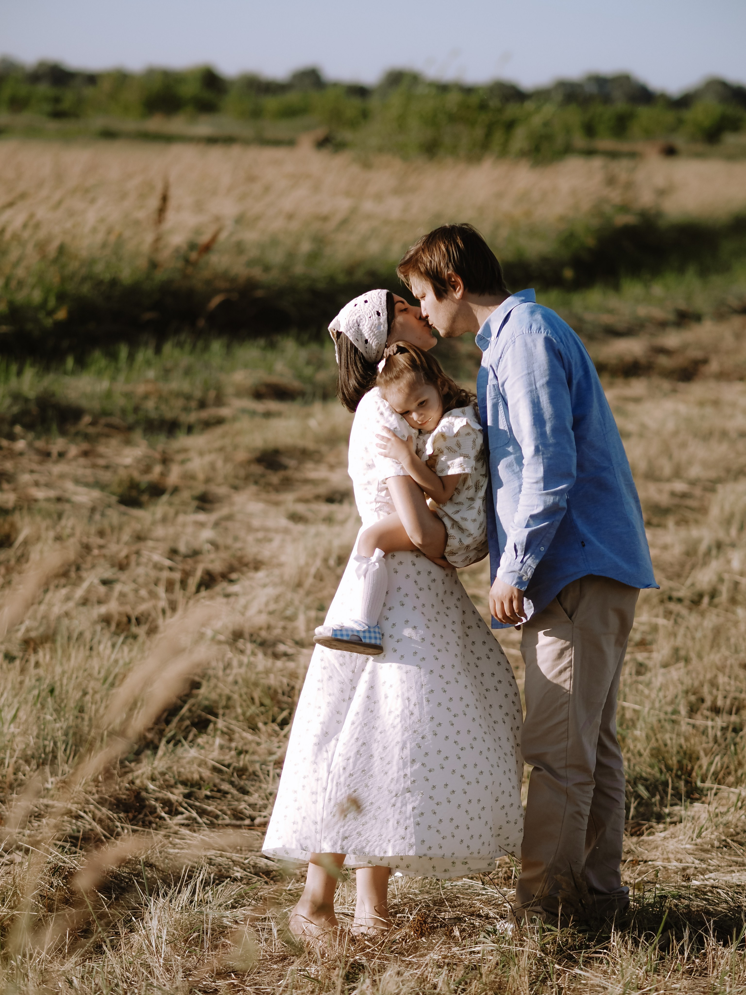 Гоняться по полю на тачке с мамой и папой. Обижаться. Смеяться. Фотограф Рязань. Семейный Свадебный фотограф
