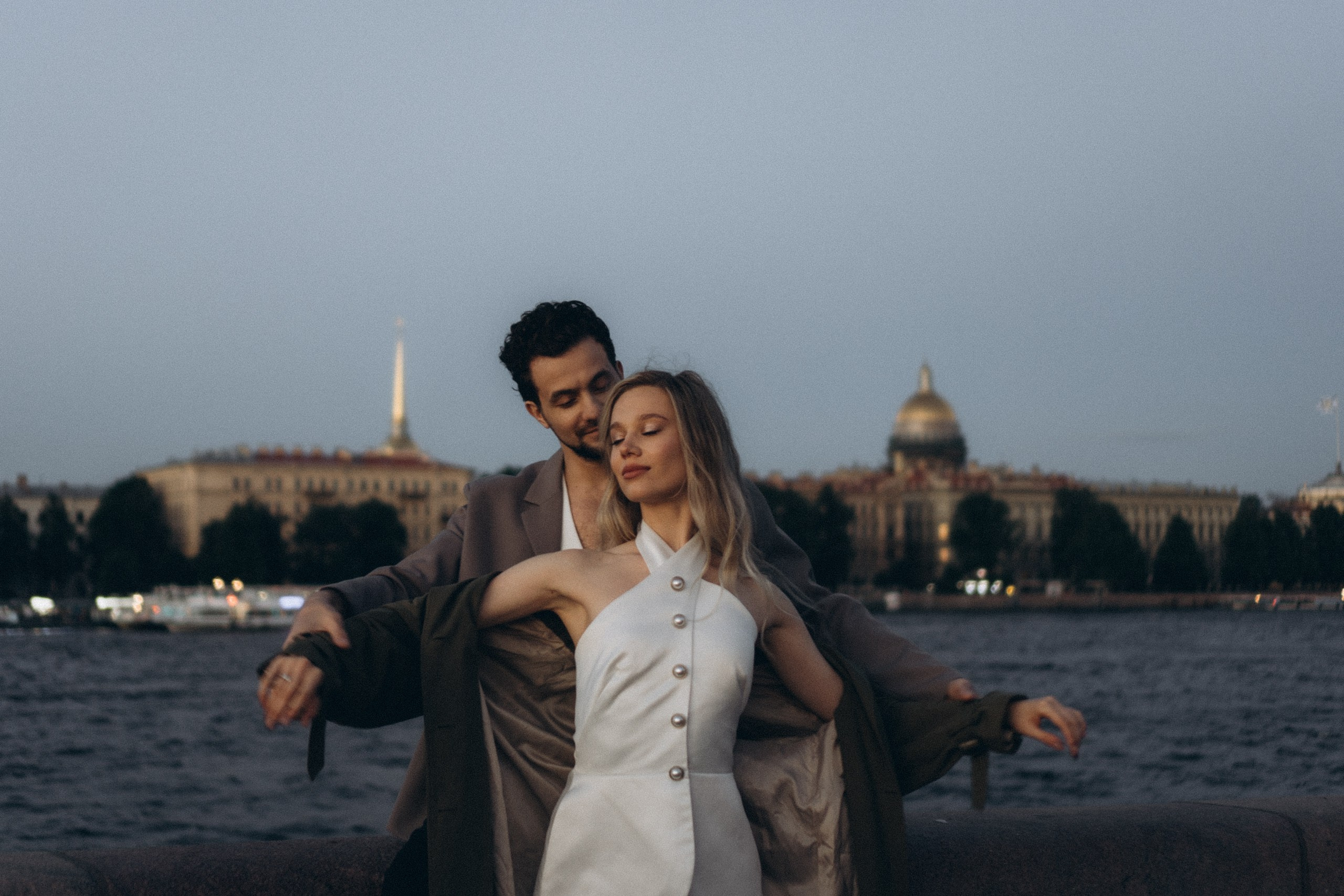 СВАДЕБНАЯ СЬЕМКА ПАРЫ НА РАССВЕТЕ В БЕЛЫЕ НОЧИ И ПРОГУЛКА С РАЗВОДНЫМИ МОСТАМИ И ПИКНИК ВОЗЛЕ ИСАКИЕВСКОГО СОБОРА. Профессиональный фотограф, Санкт-Петербург — Виктория Богомолова