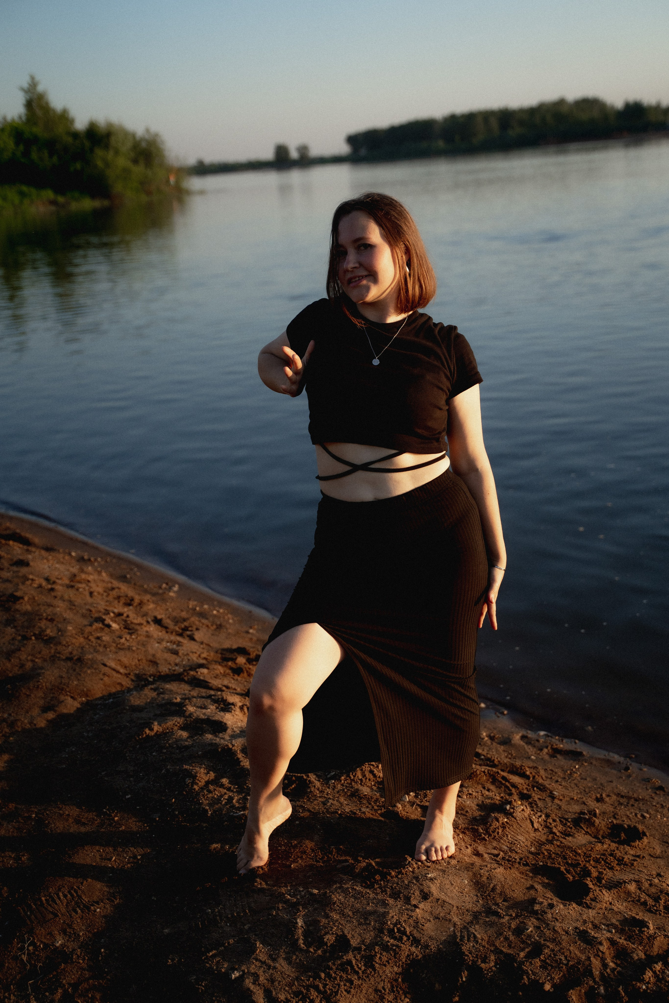 Девушки на берегу