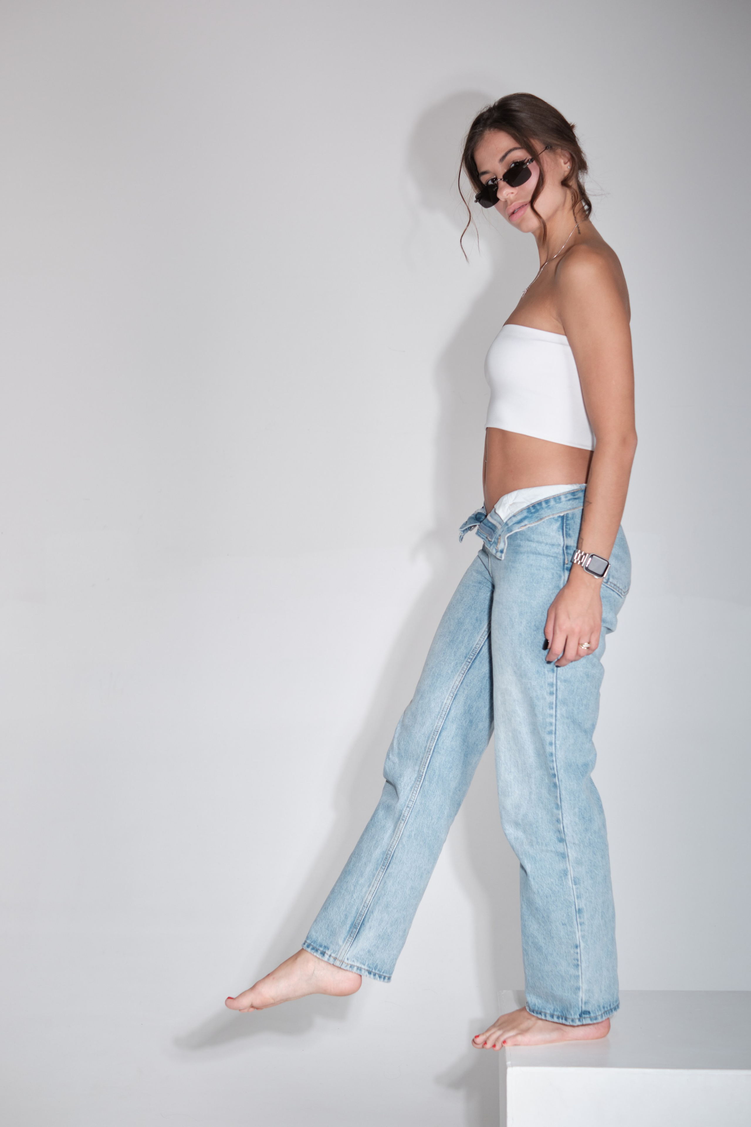 Сьемка в студии для модельного агентства, девушка в джинсах и белом топе