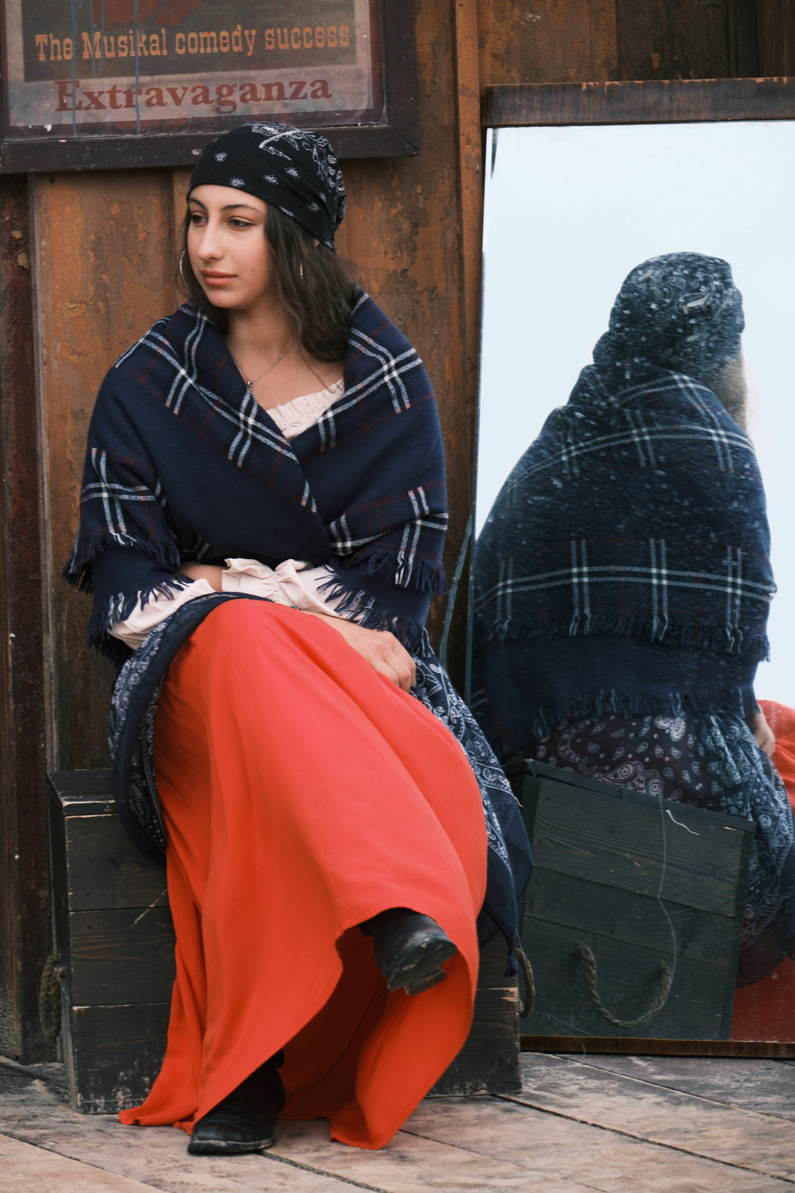 Цыганка сидит возле зеркала в ковбойском городке