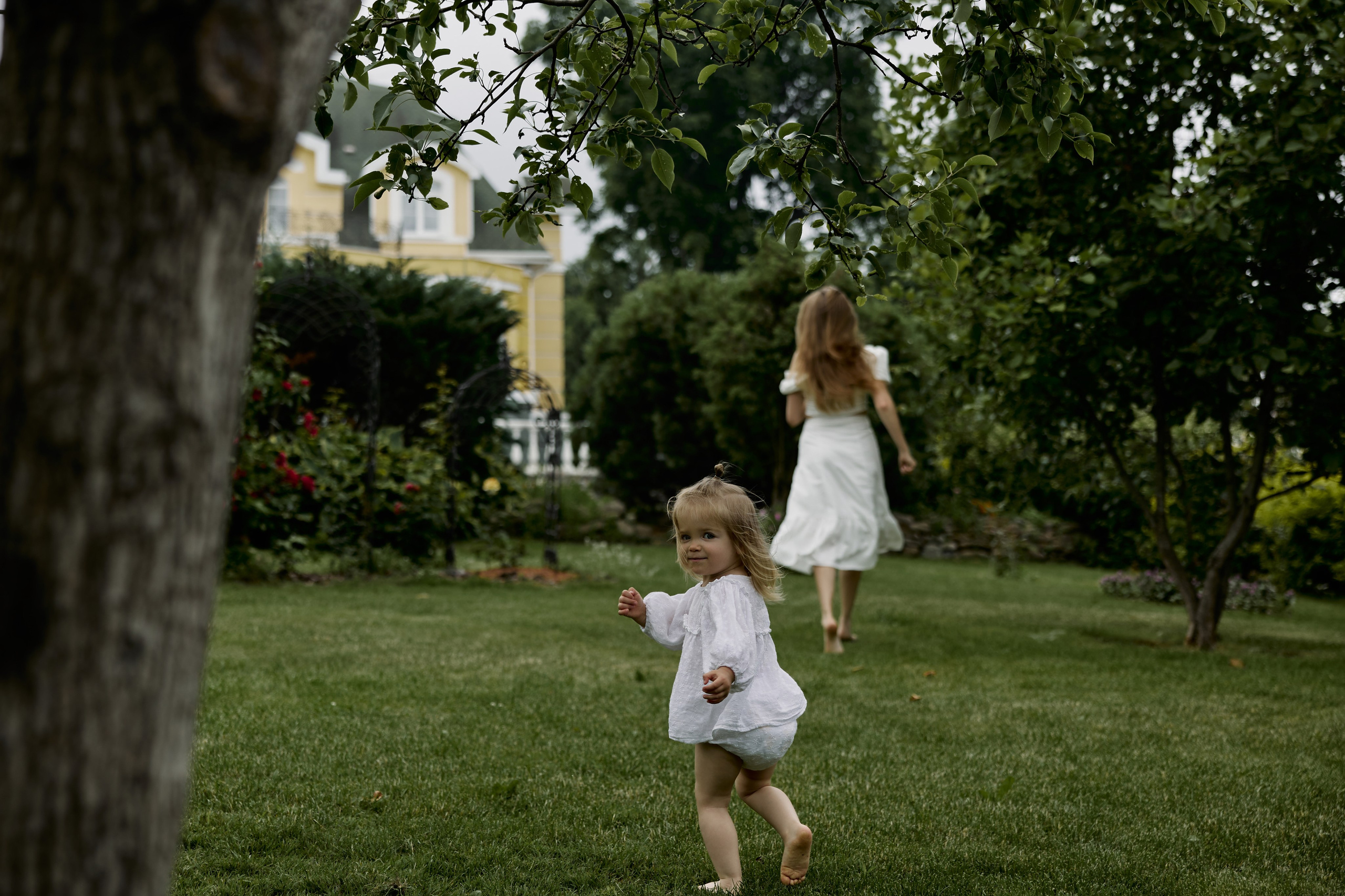 Прогулка в саду. Семейный фотограф и фотограф беременности во Владивостоке